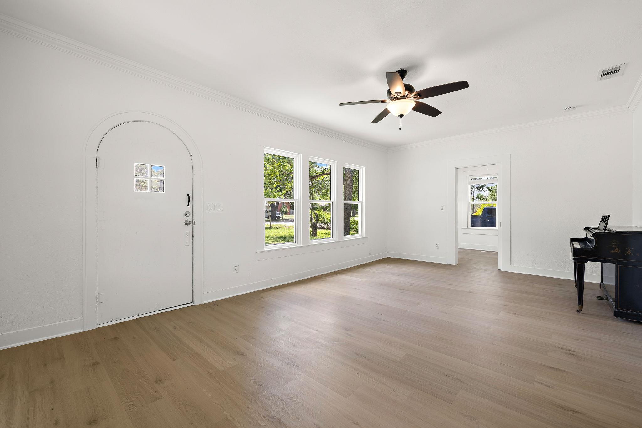 1301 Sloan ST — photo 3