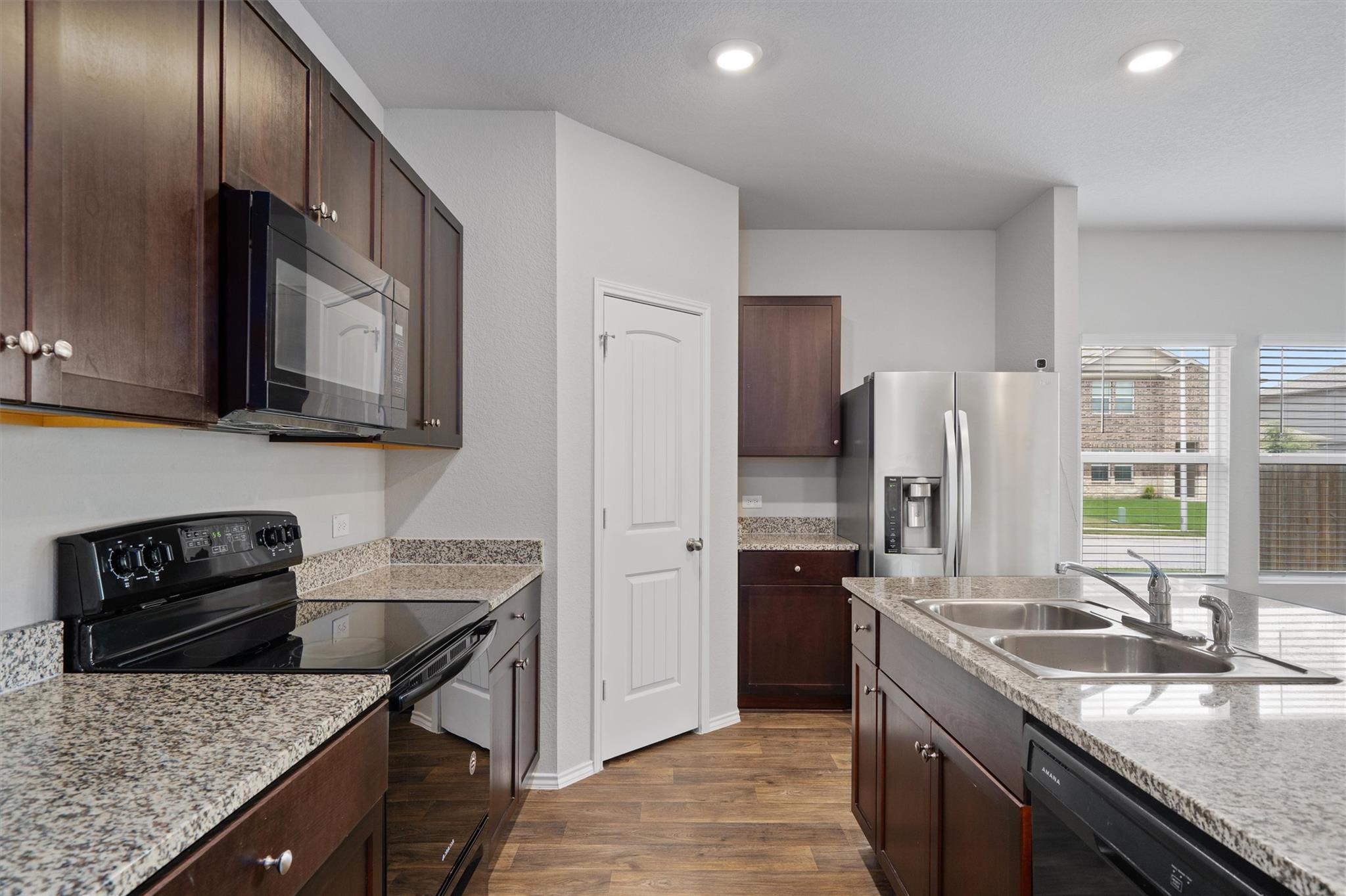 6121 Ronee Leah DR — photo 3