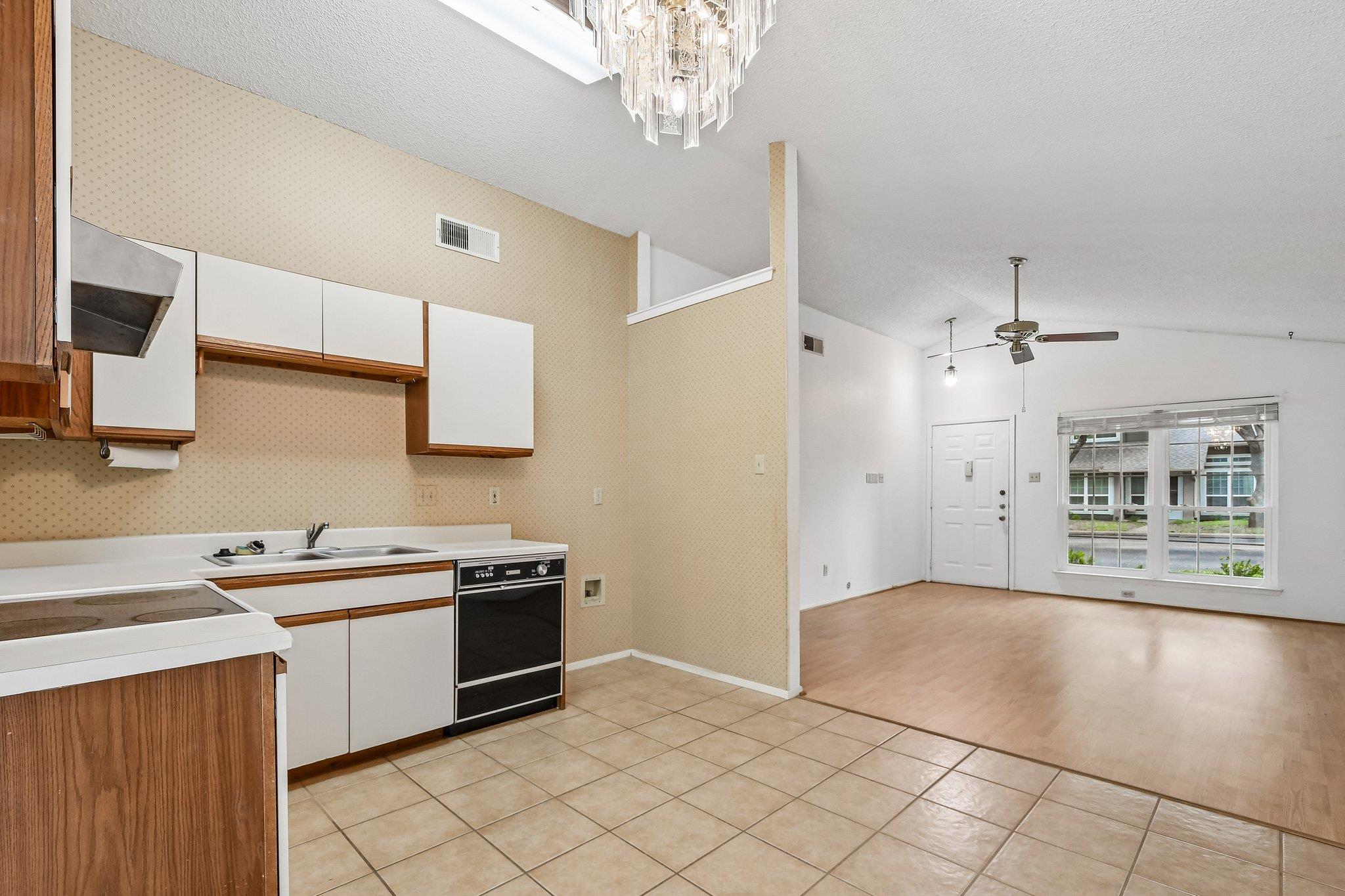 1015 Yager LN #2 — photo 5