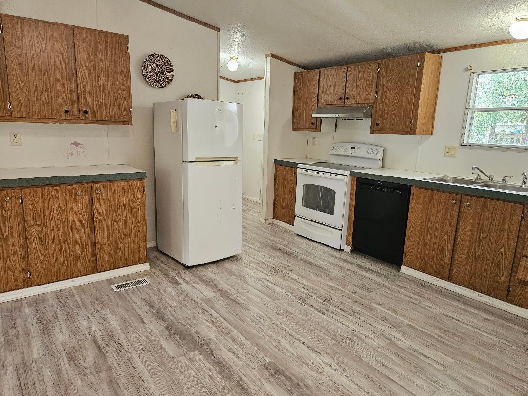 127 Iroquois DR — photo 4