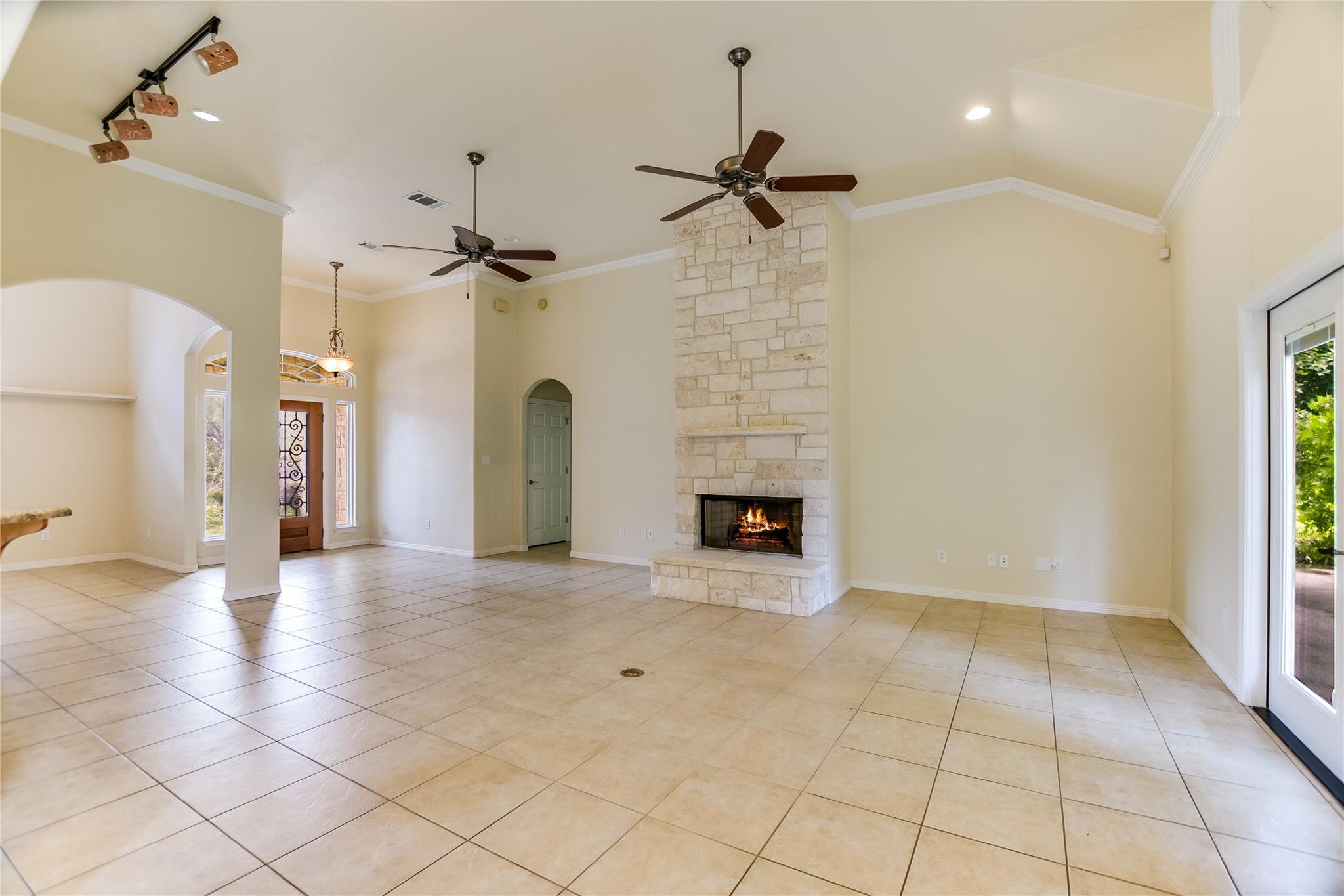 1002 Madison CIR — photo 5
