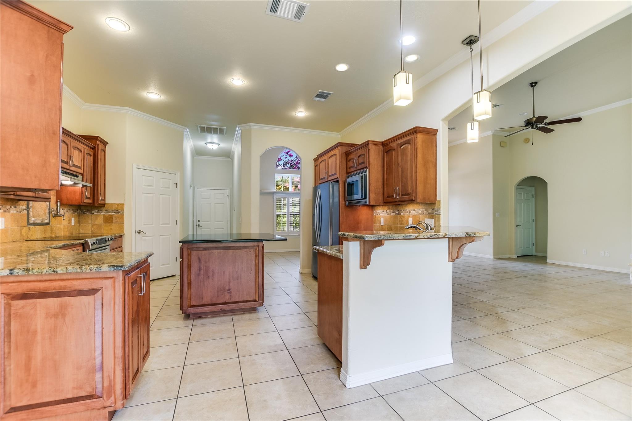 1002 Madison CIR — photo 4
