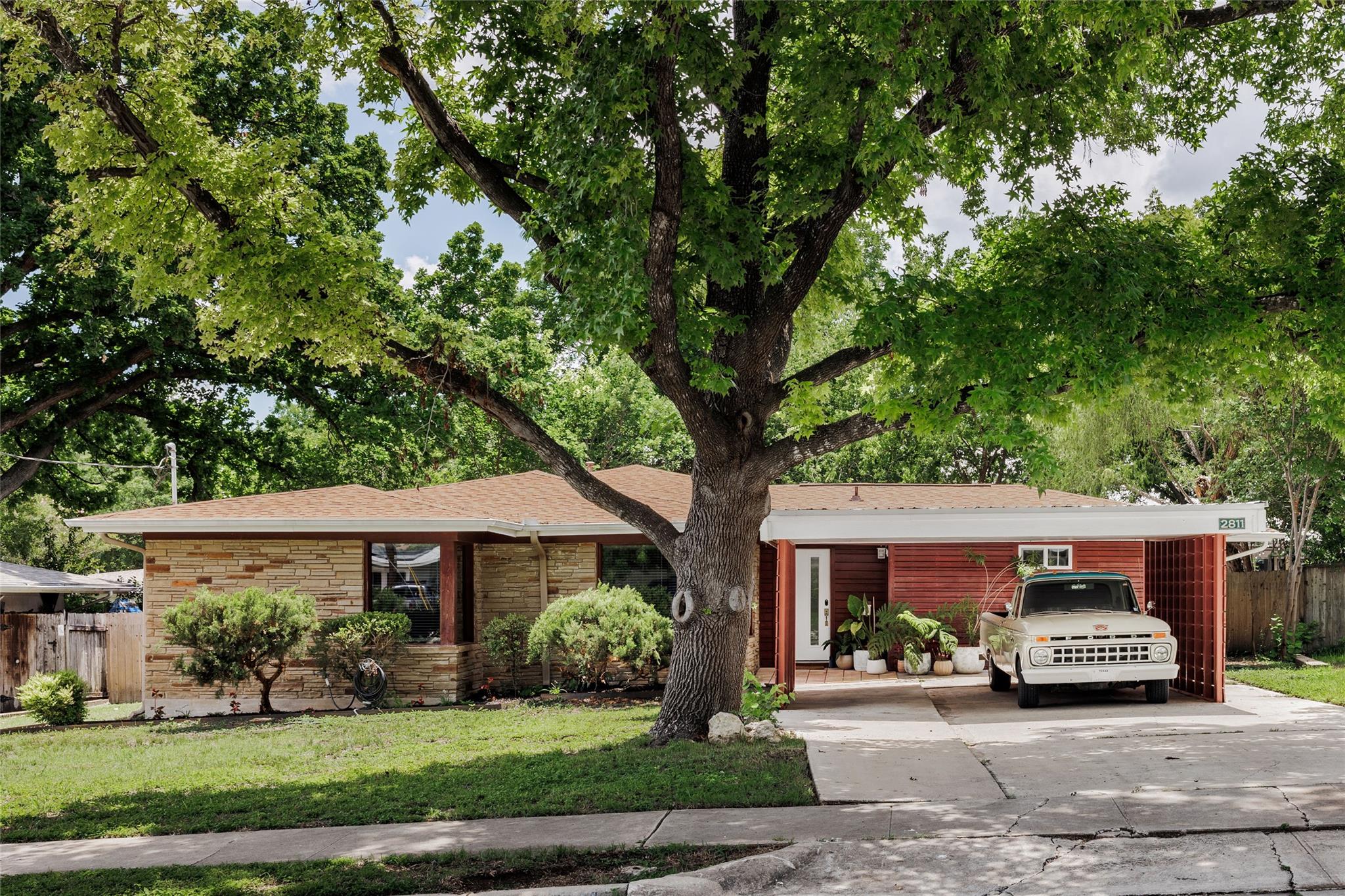 2811 Fresco DR — photo 3
