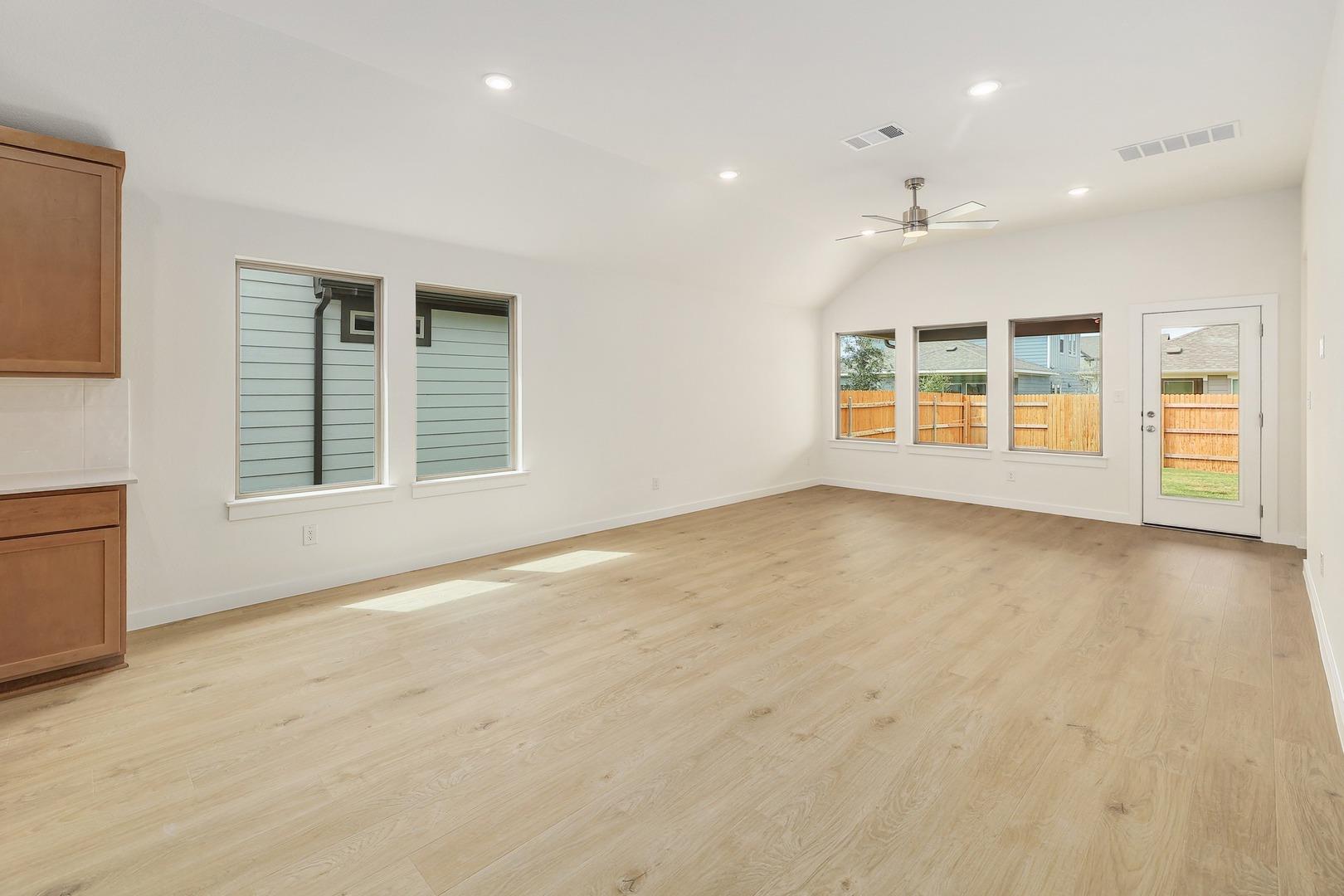 206 Melrose ST — photo 3