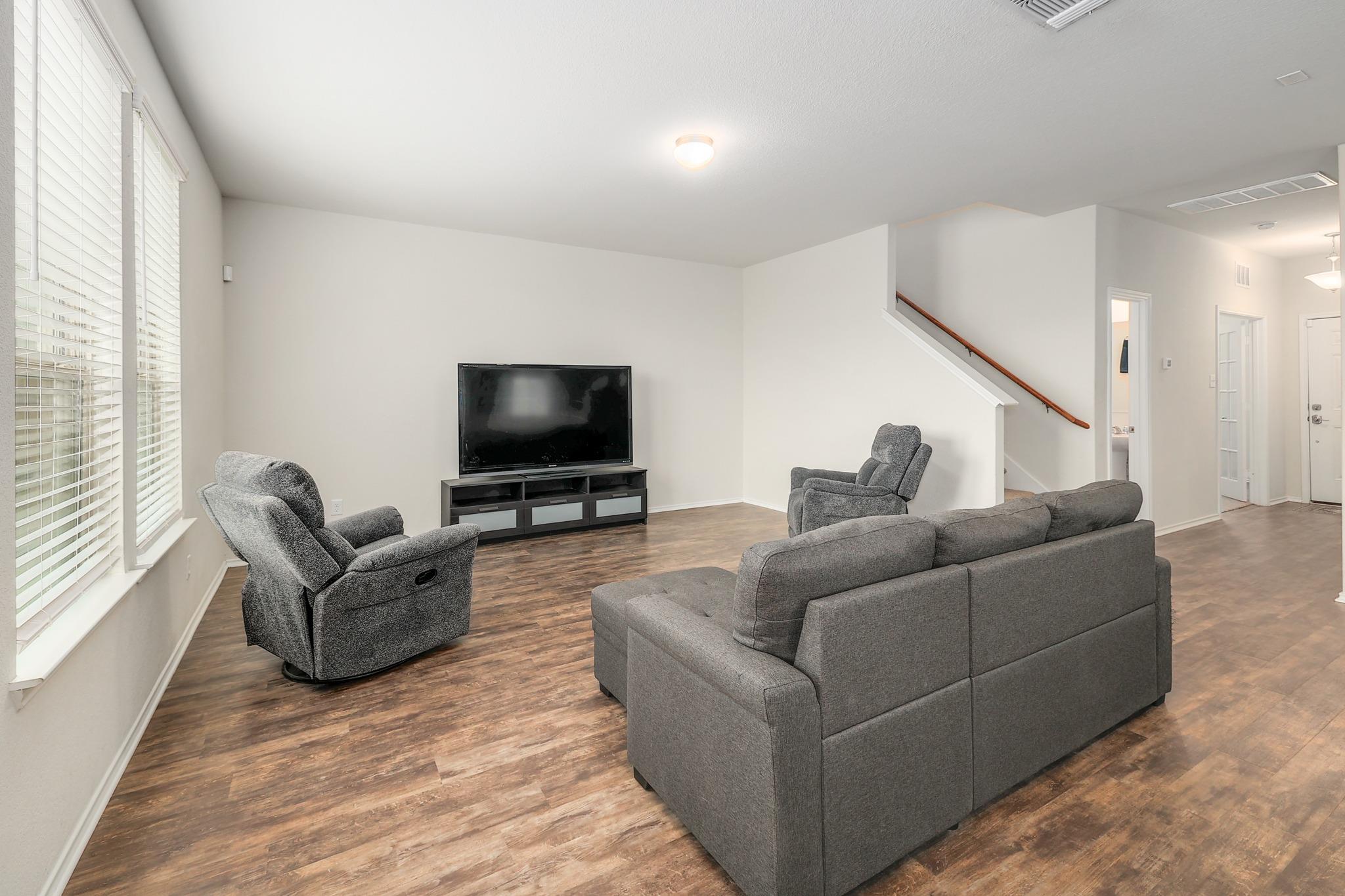 317 Bedford Falls LN — photo 4