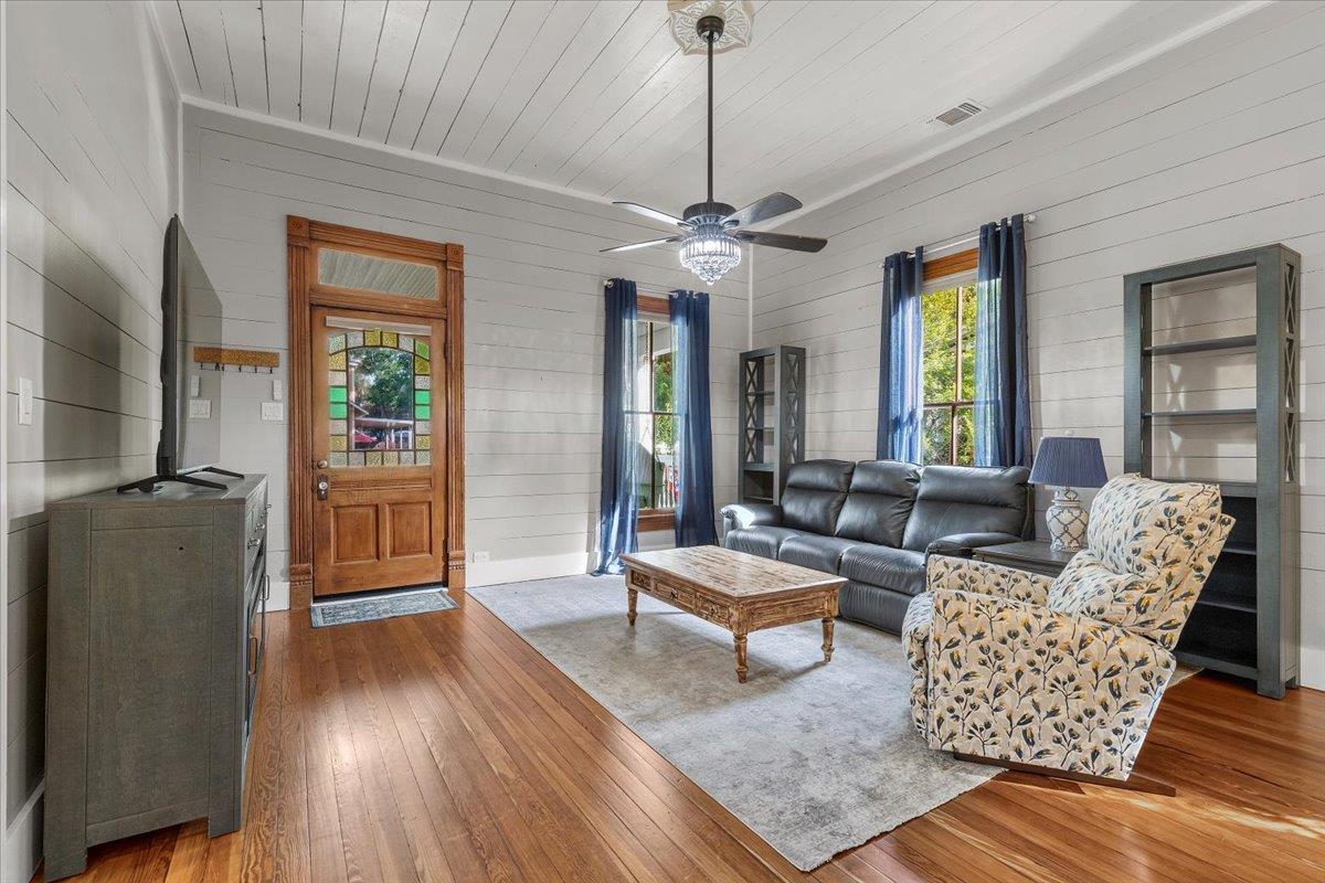 704 Gresham ST — photo 3