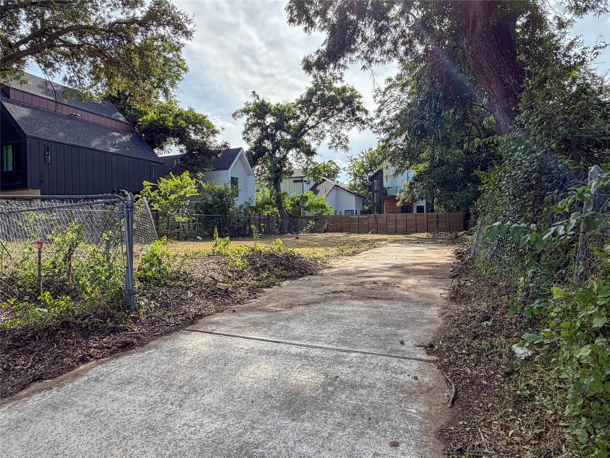 802 Maude ST — photo 5