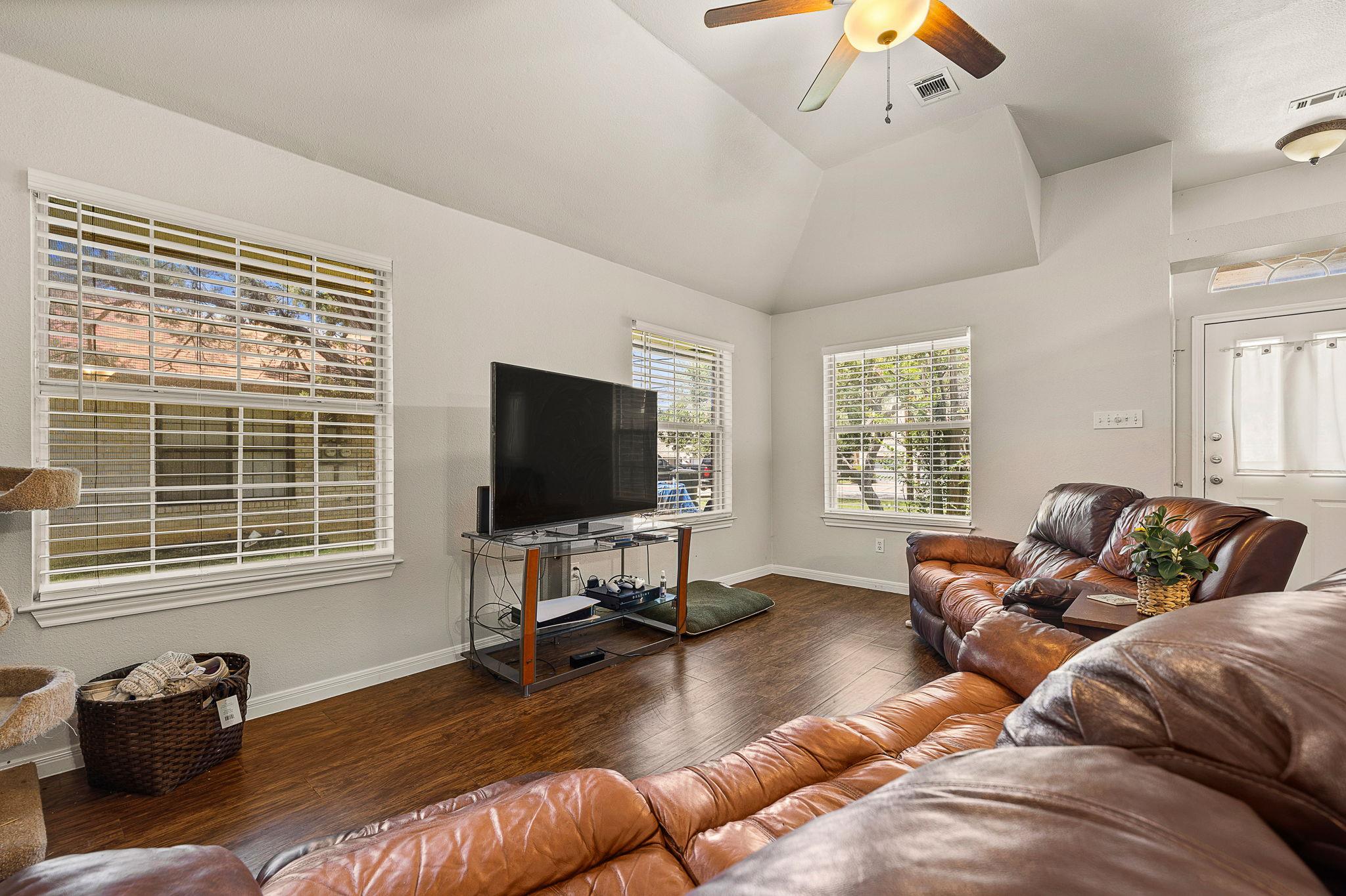 2910 Whisper Oaks LN — photo 3