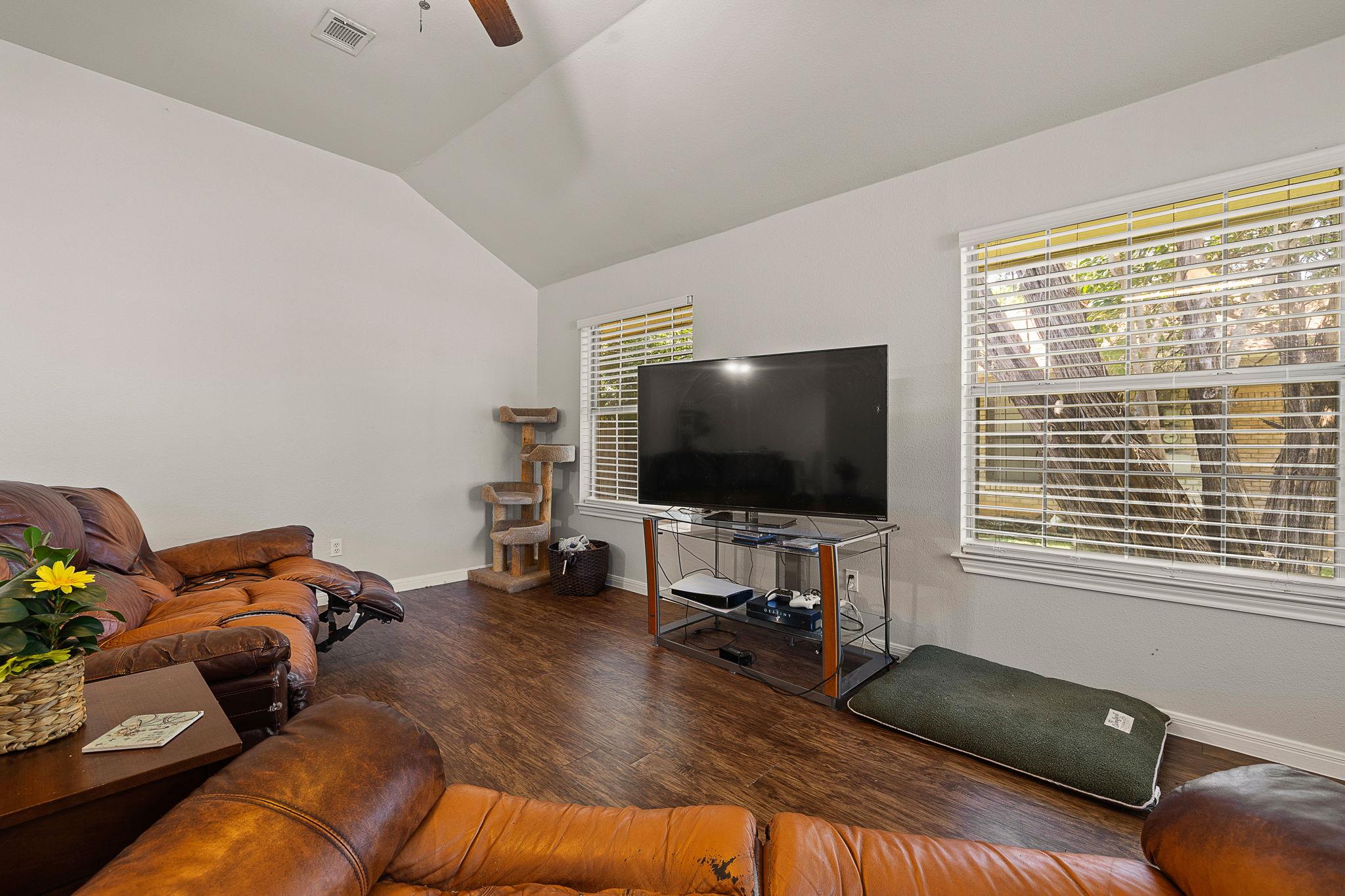 2910 Whisper Oaks LN — photo 4