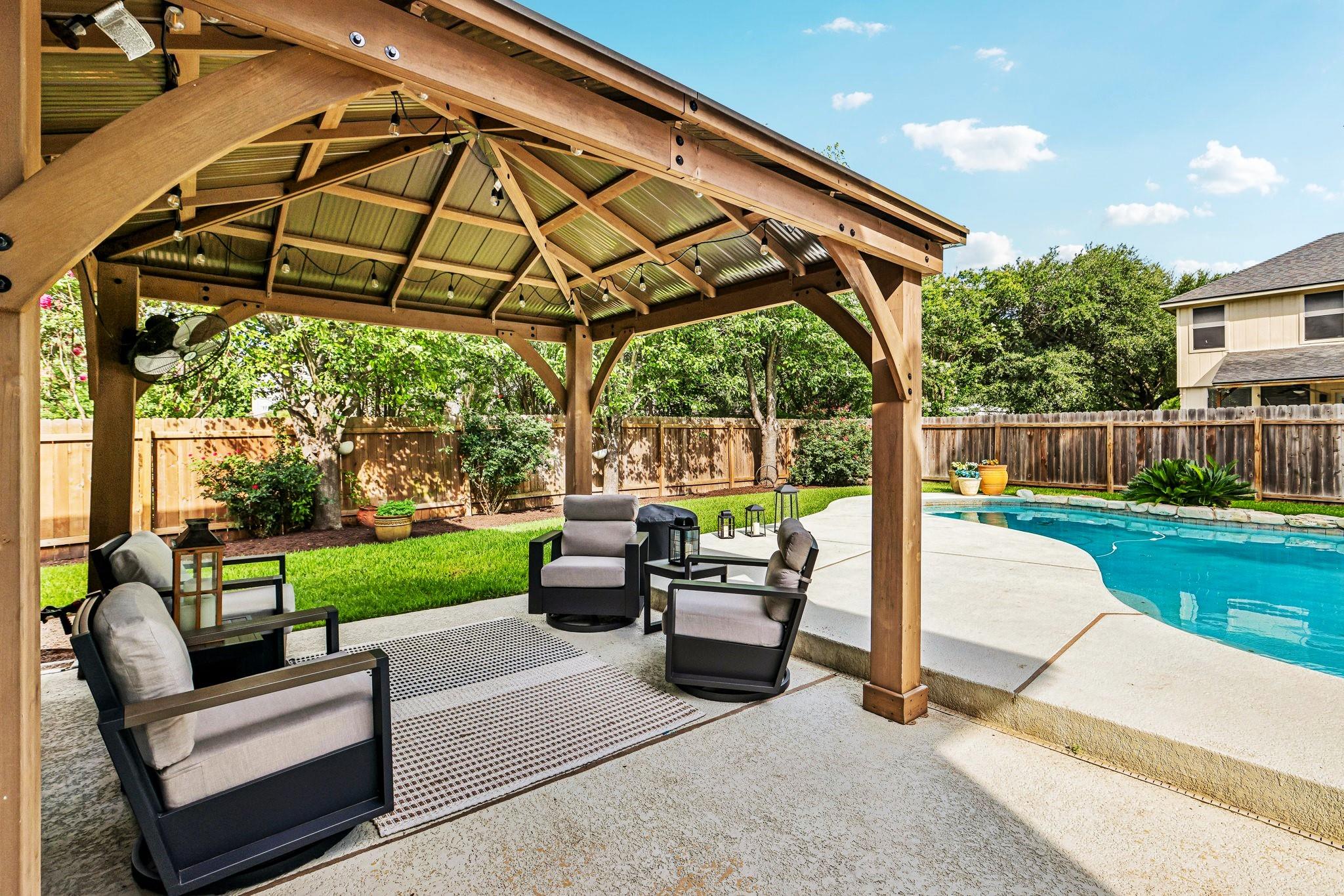 7400 Peabody DR — photo 3