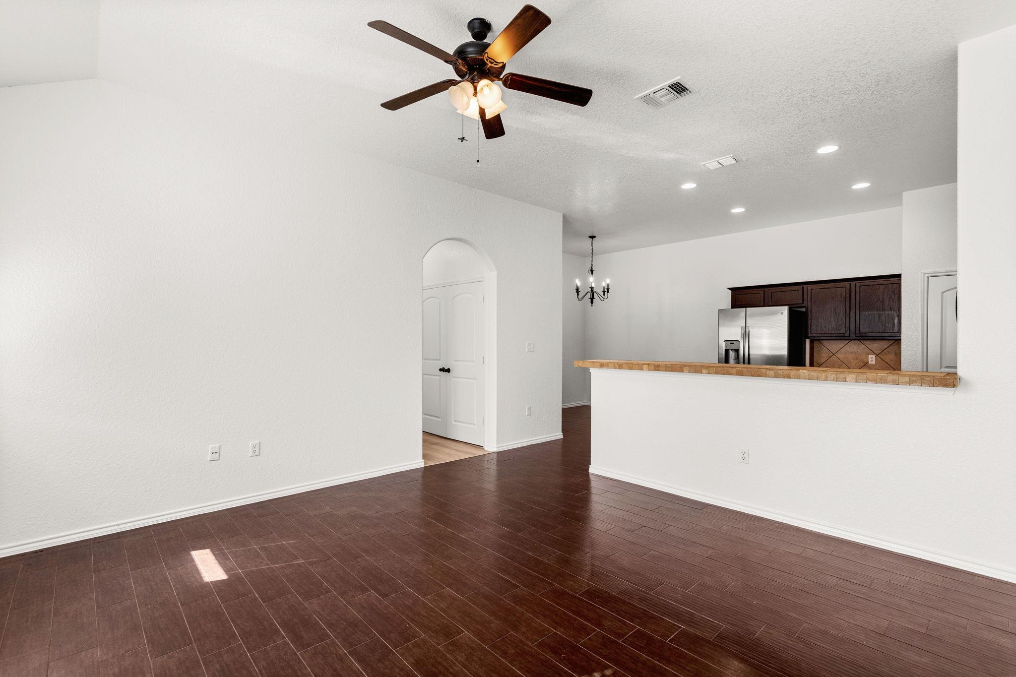 586 Creekside CIR — photo 3