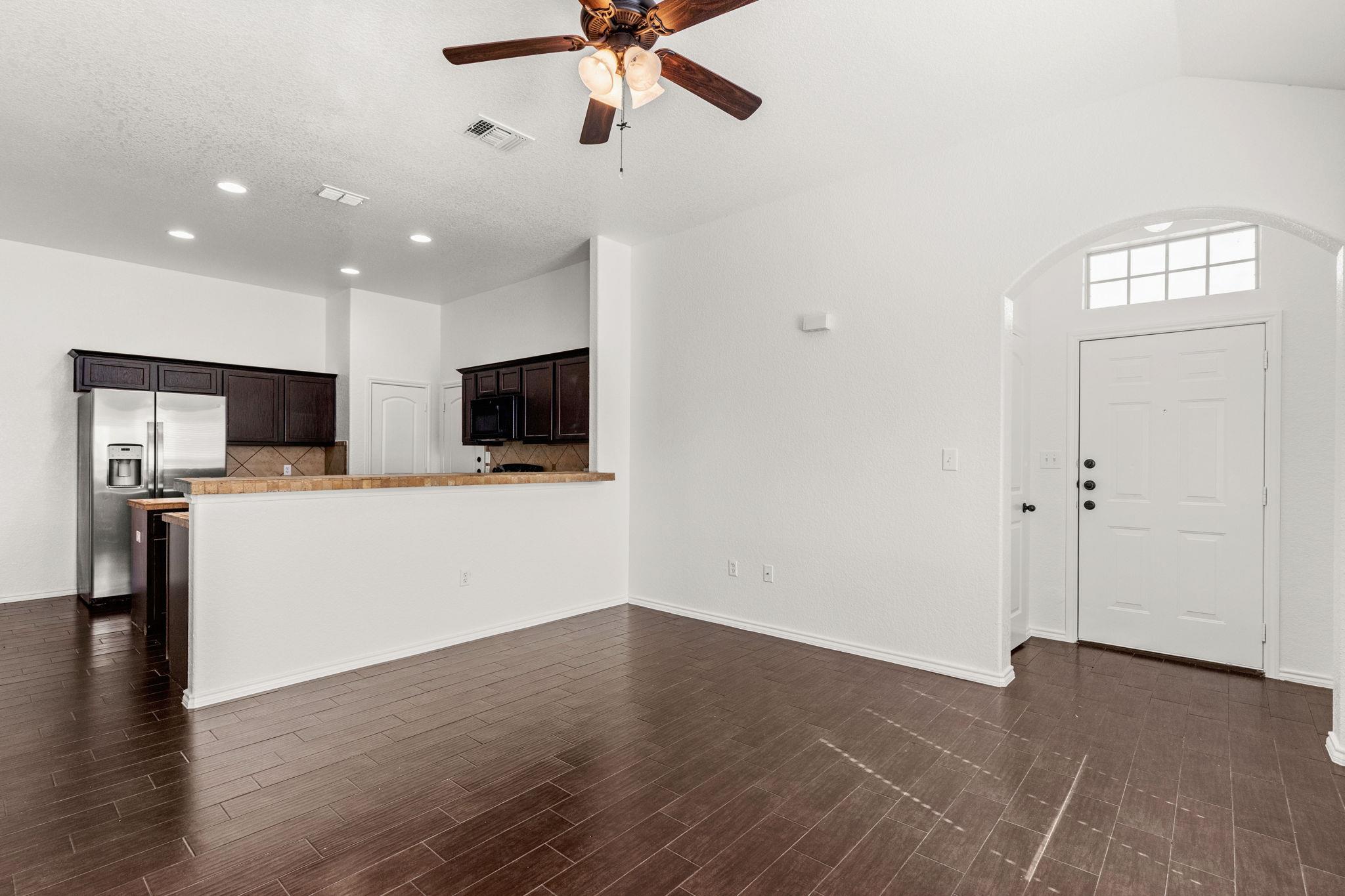 586 Creekside CIR — photo 4