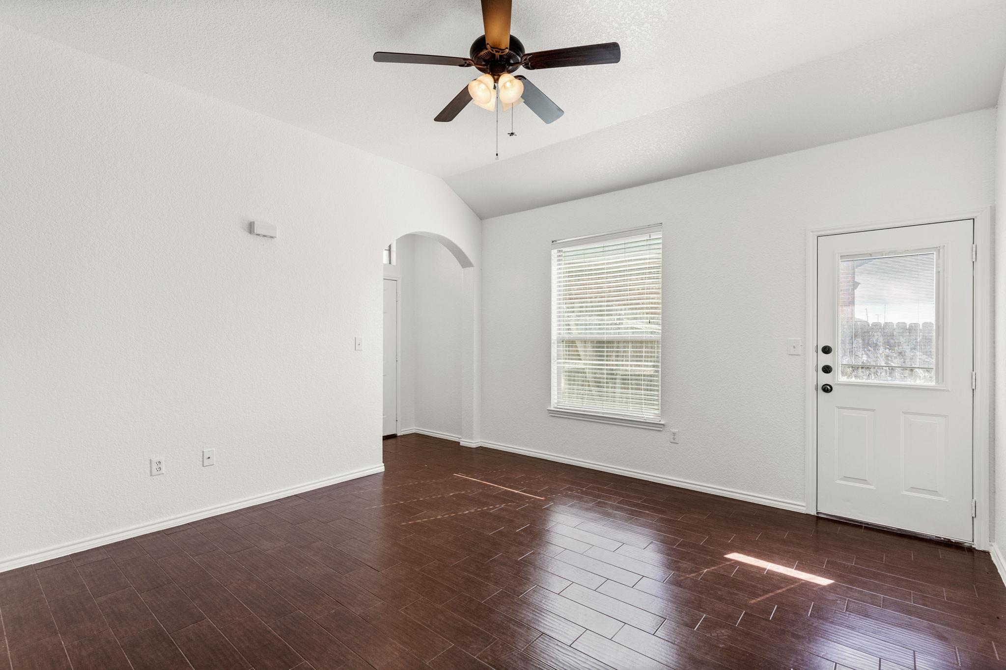586 Creekside CIR — photo 5