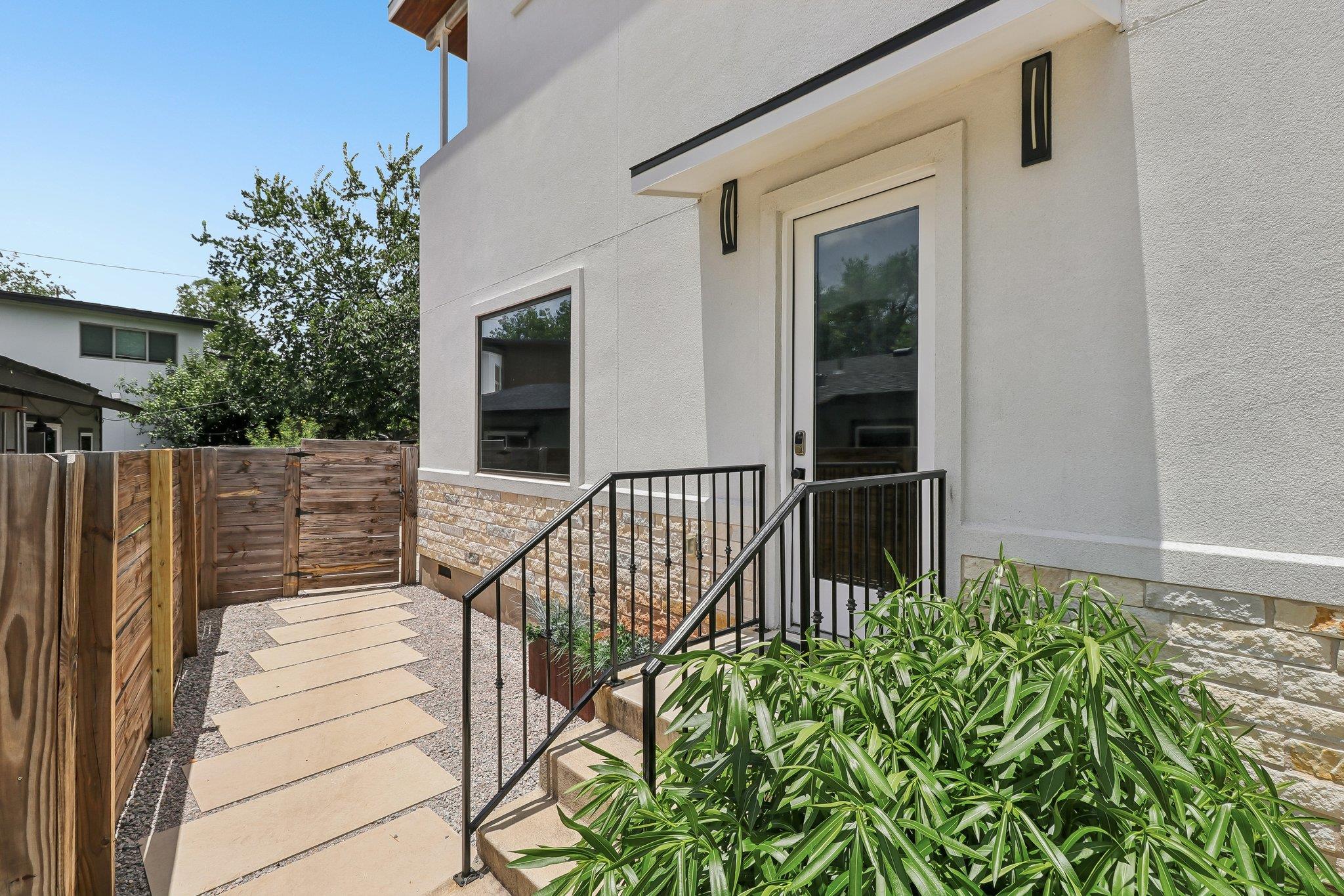 1406 Camelot CIR #2 — photo 4