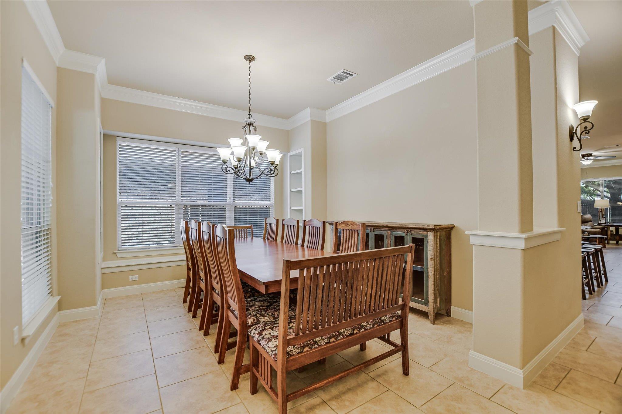 500 Victoria DR — photo 3