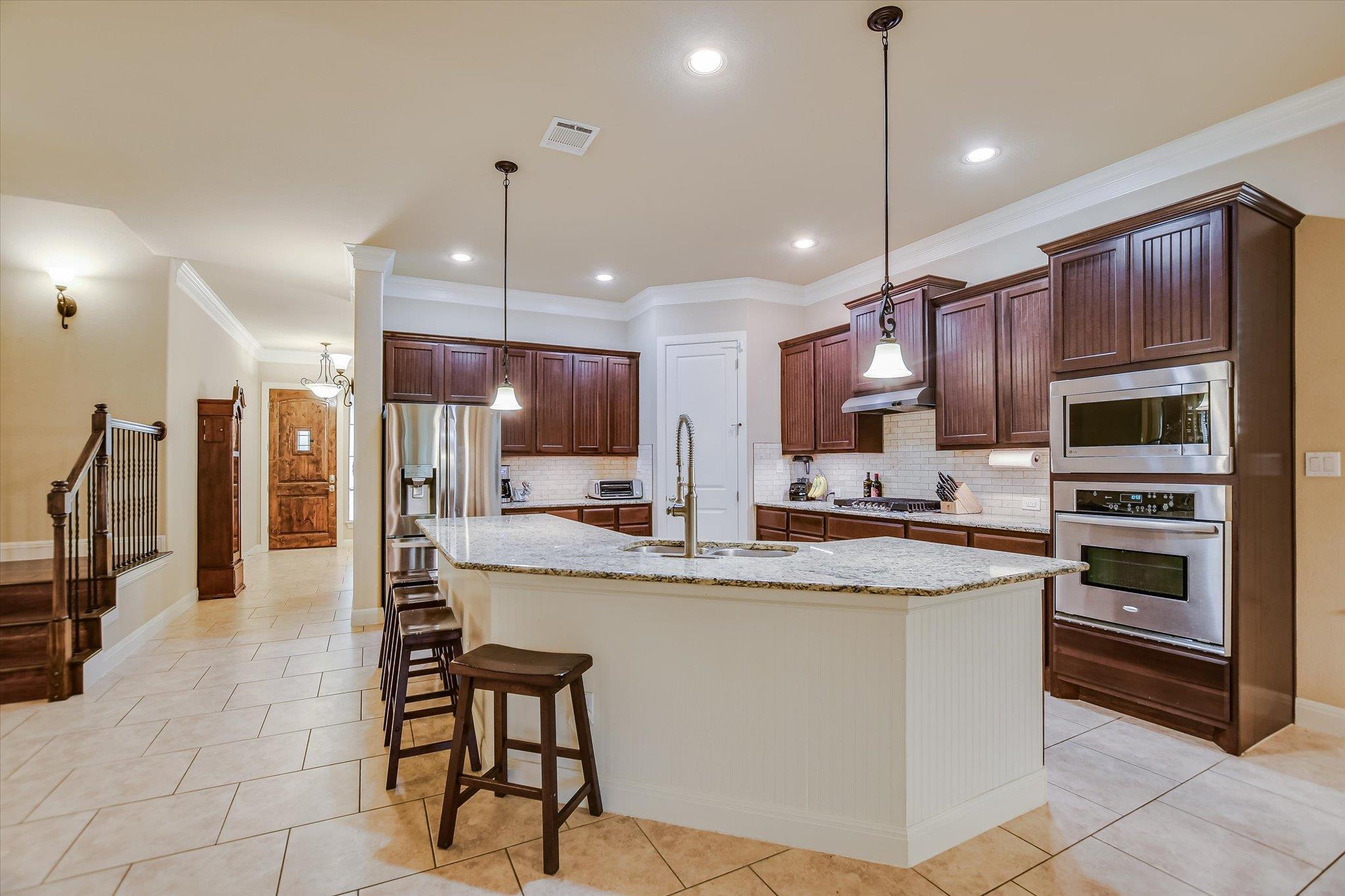 500 Victoria DR — photo 4