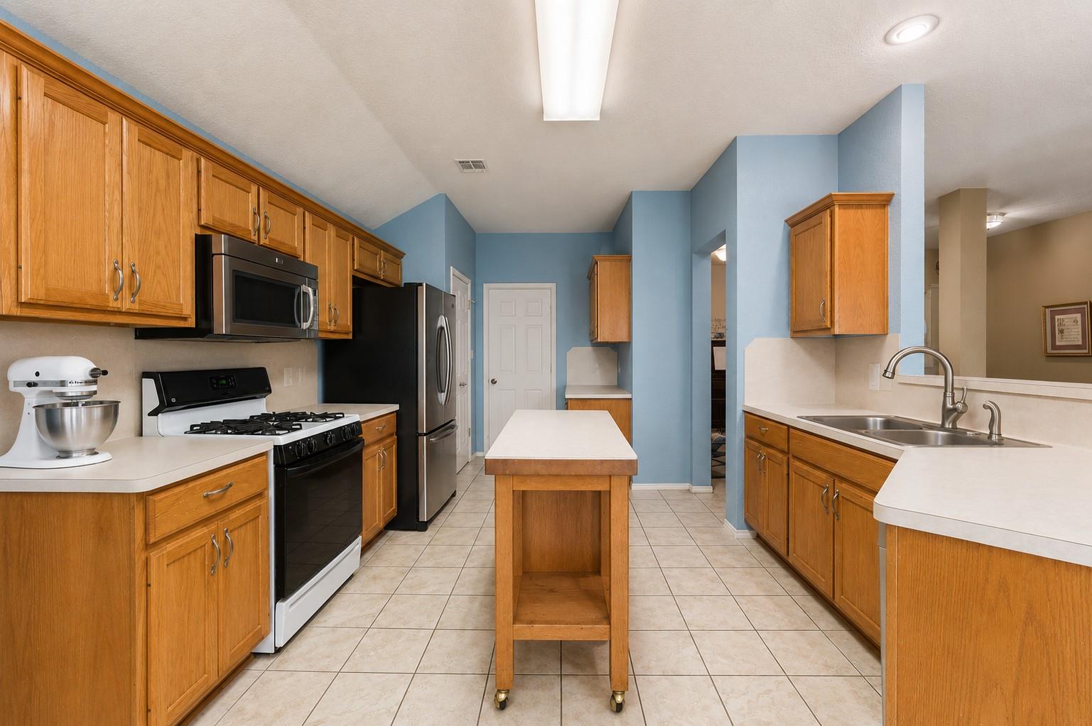 810 Hilltop DR — photo 4