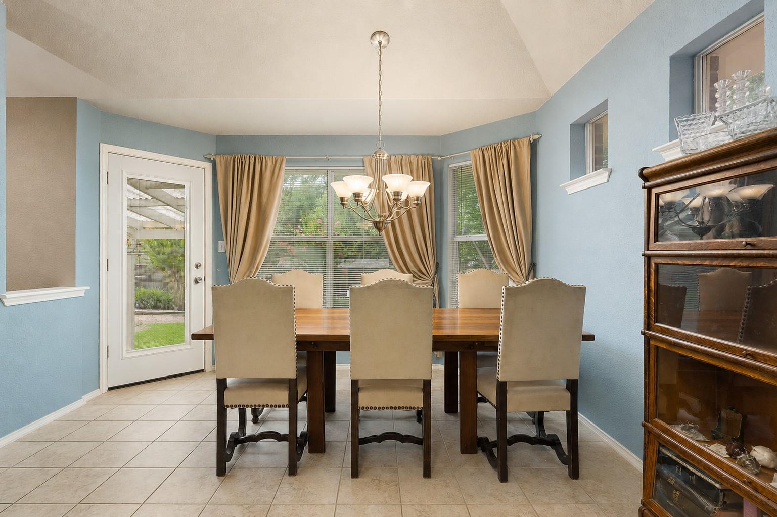 810 Hilltop DR — photo 5