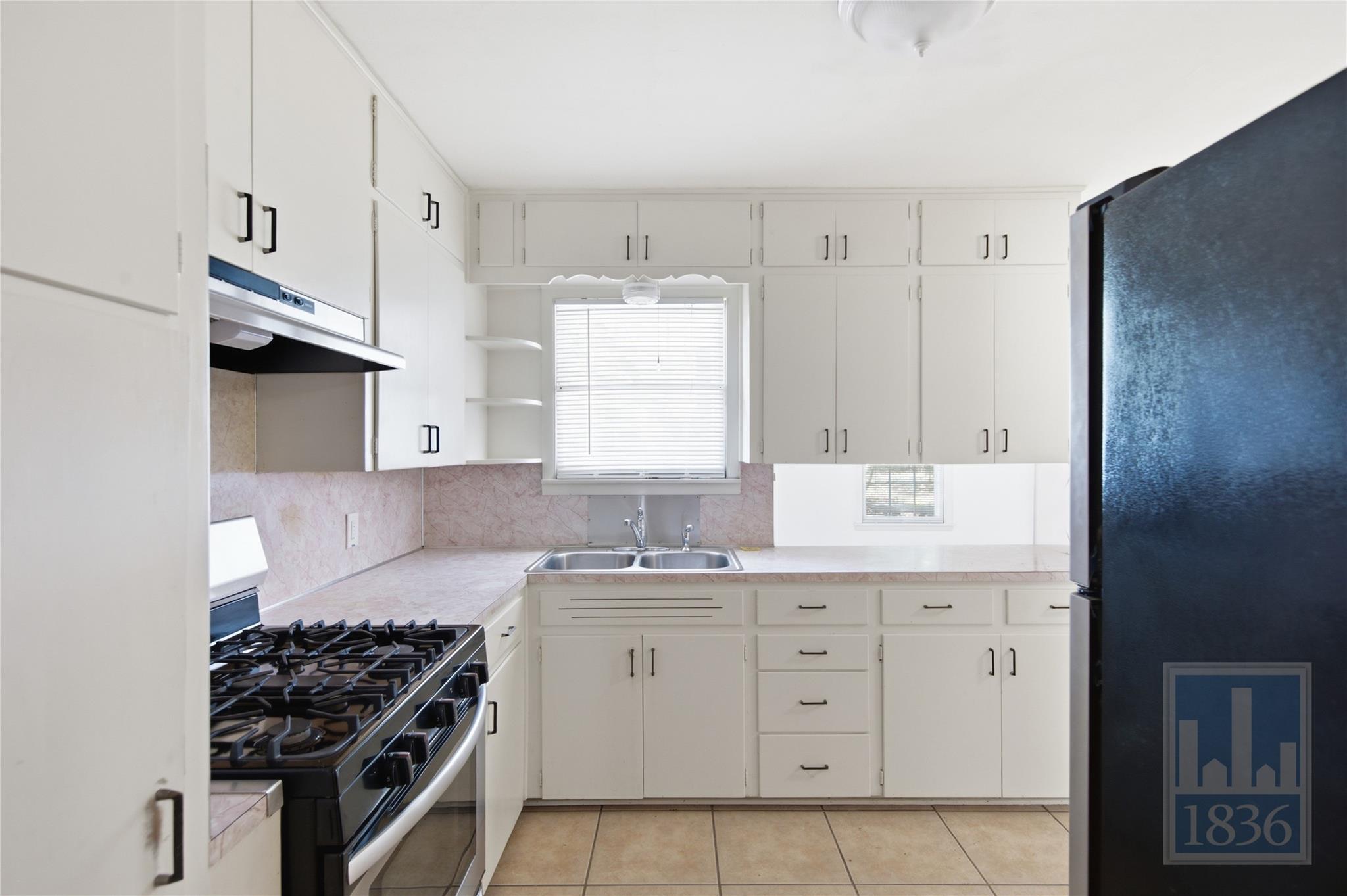 7604 Delafield LN — photo 3