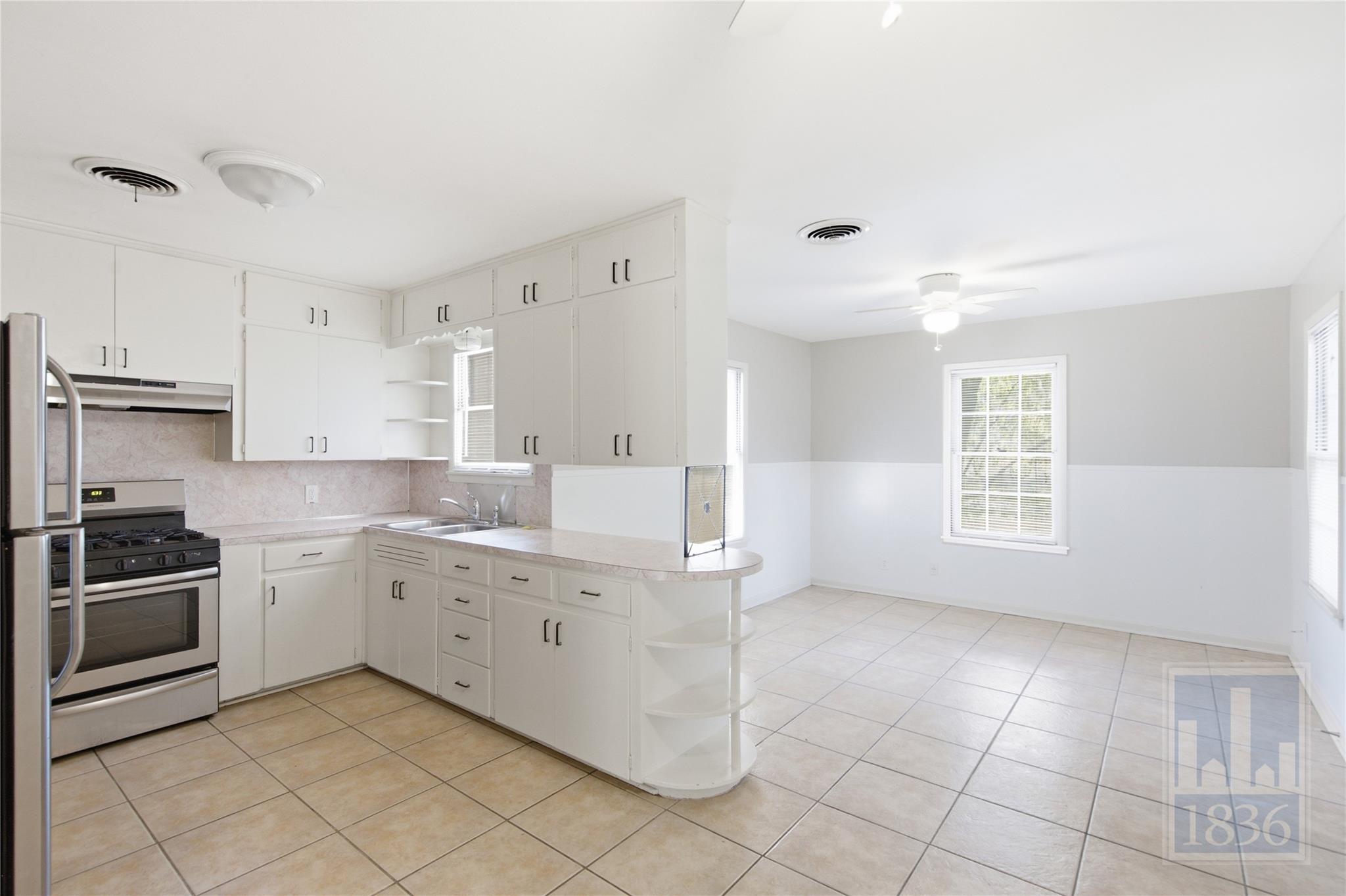 7604 Delafield LN — photo 4