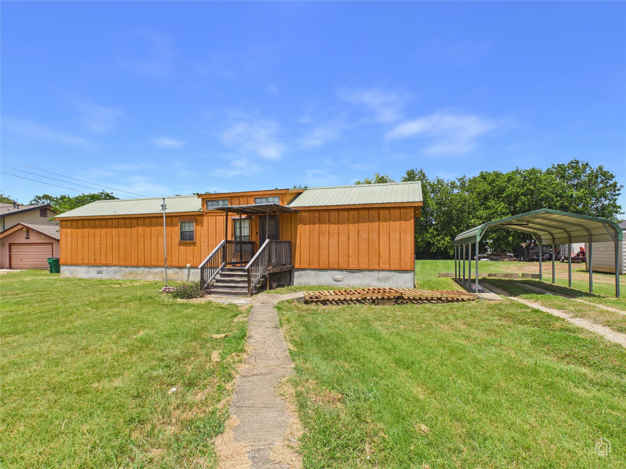202 Mustang Ave — photo 3
