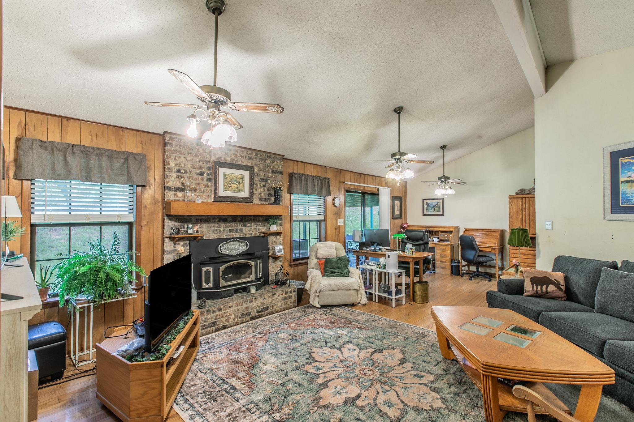 136 Redbird LN — photo 3