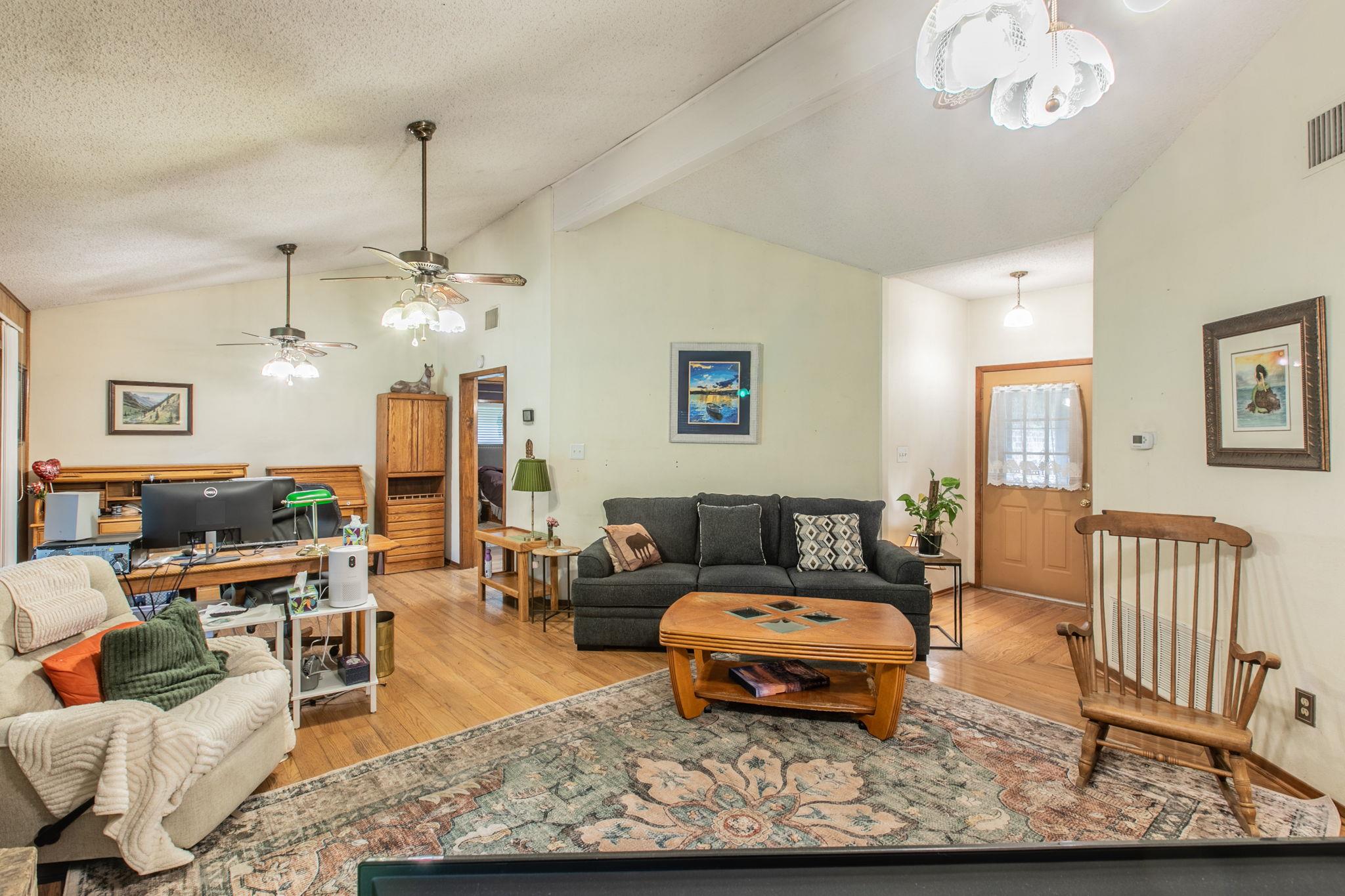 136 Redbird LN — photo 4