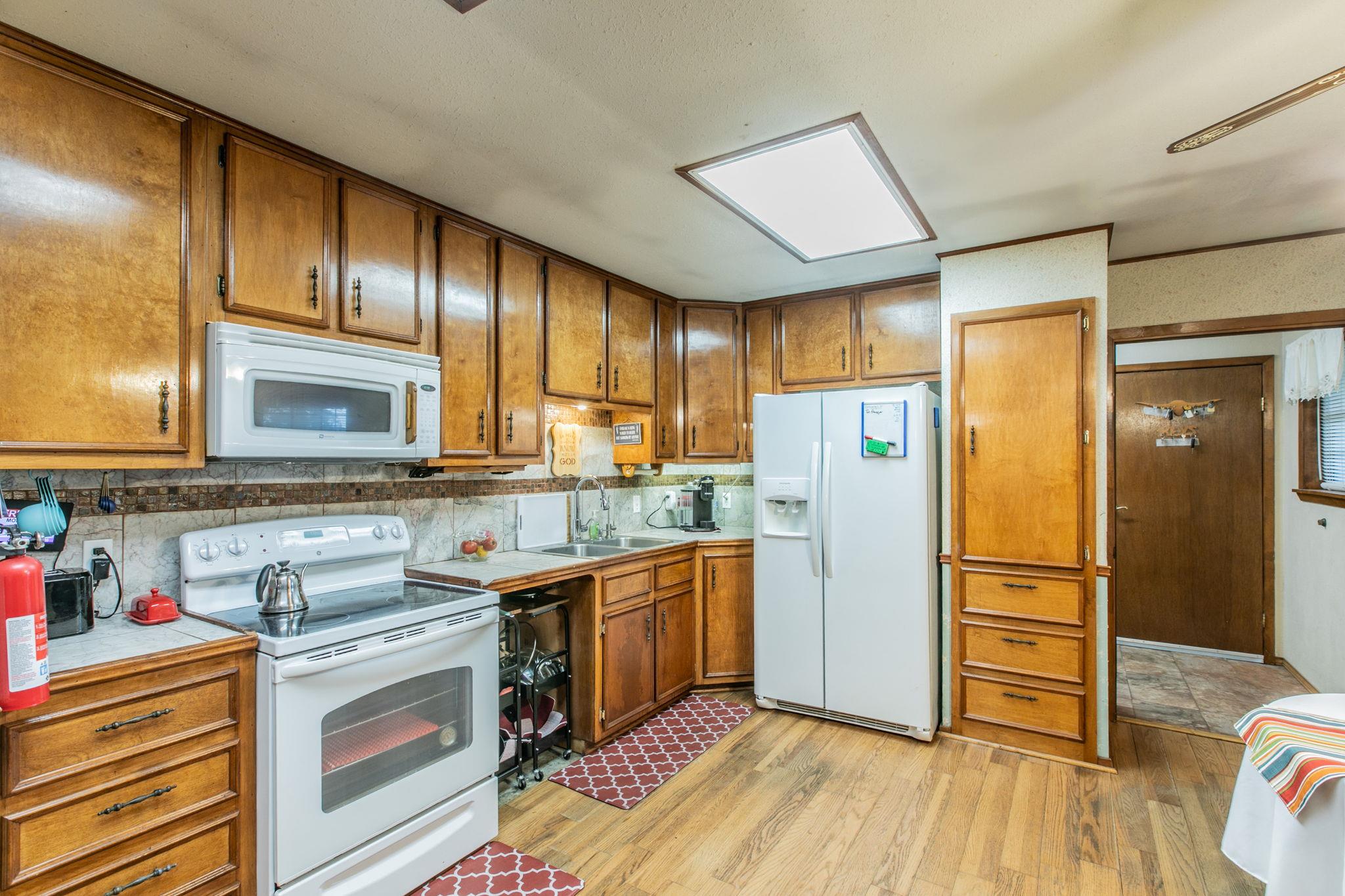 136 Redbird LN — photo 5