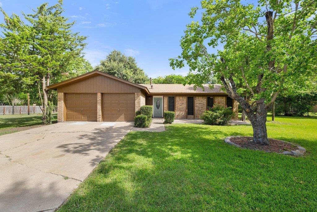 704 Brookwood CIR — photo 3