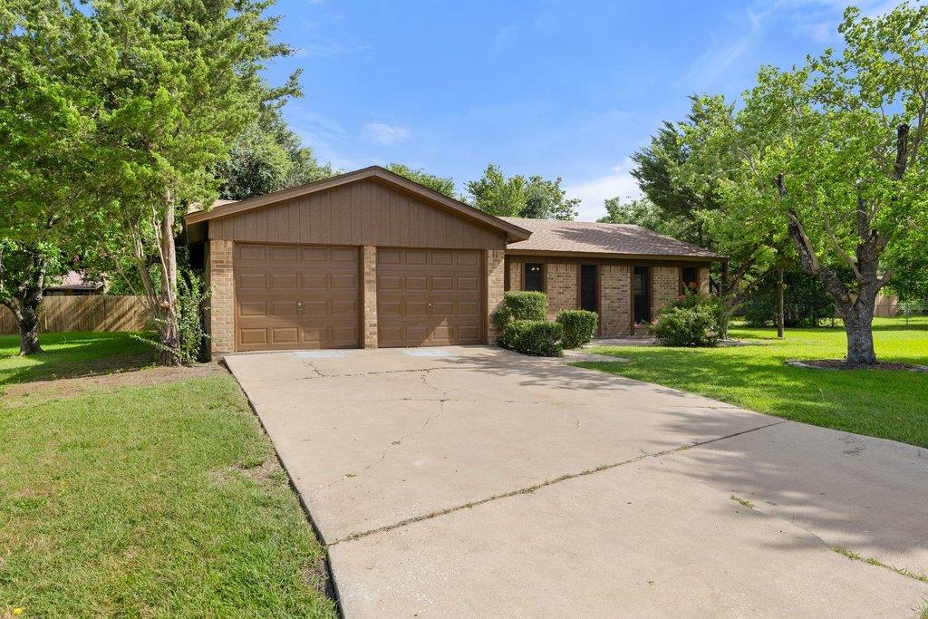 704 Brookwood CIR — photo 4