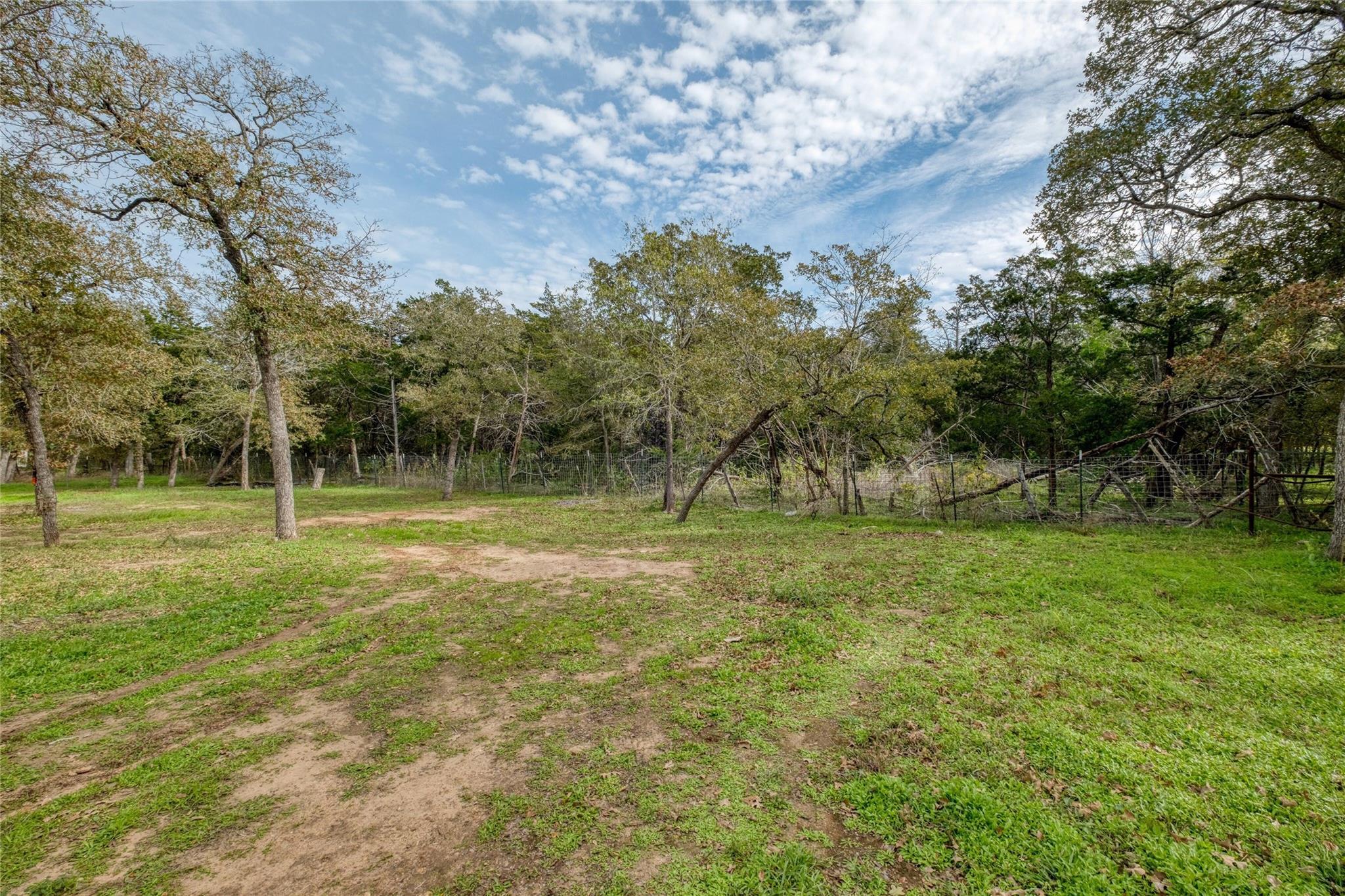 201 Artesian DR — photo 4