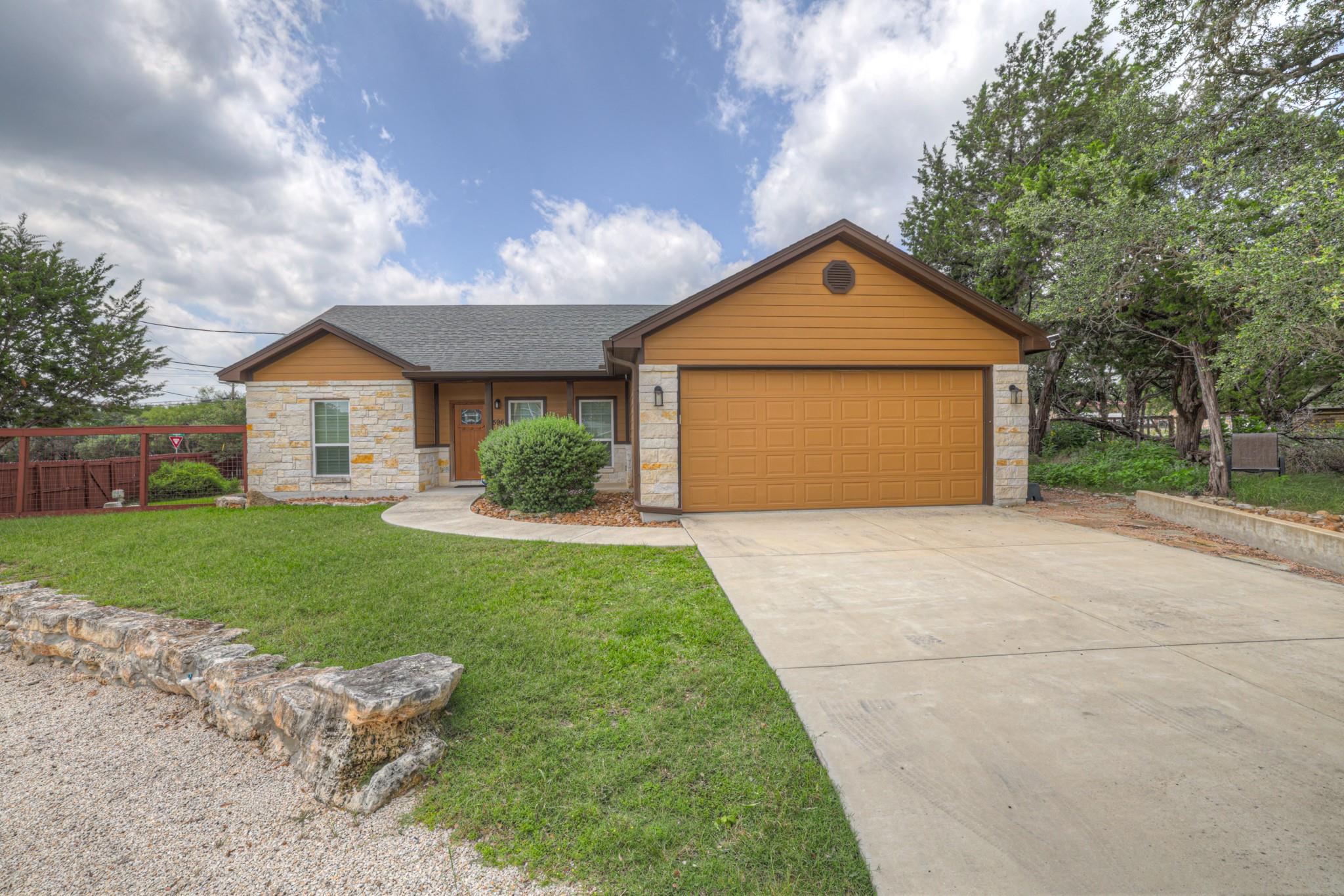 596 Riviera DR — photo 3