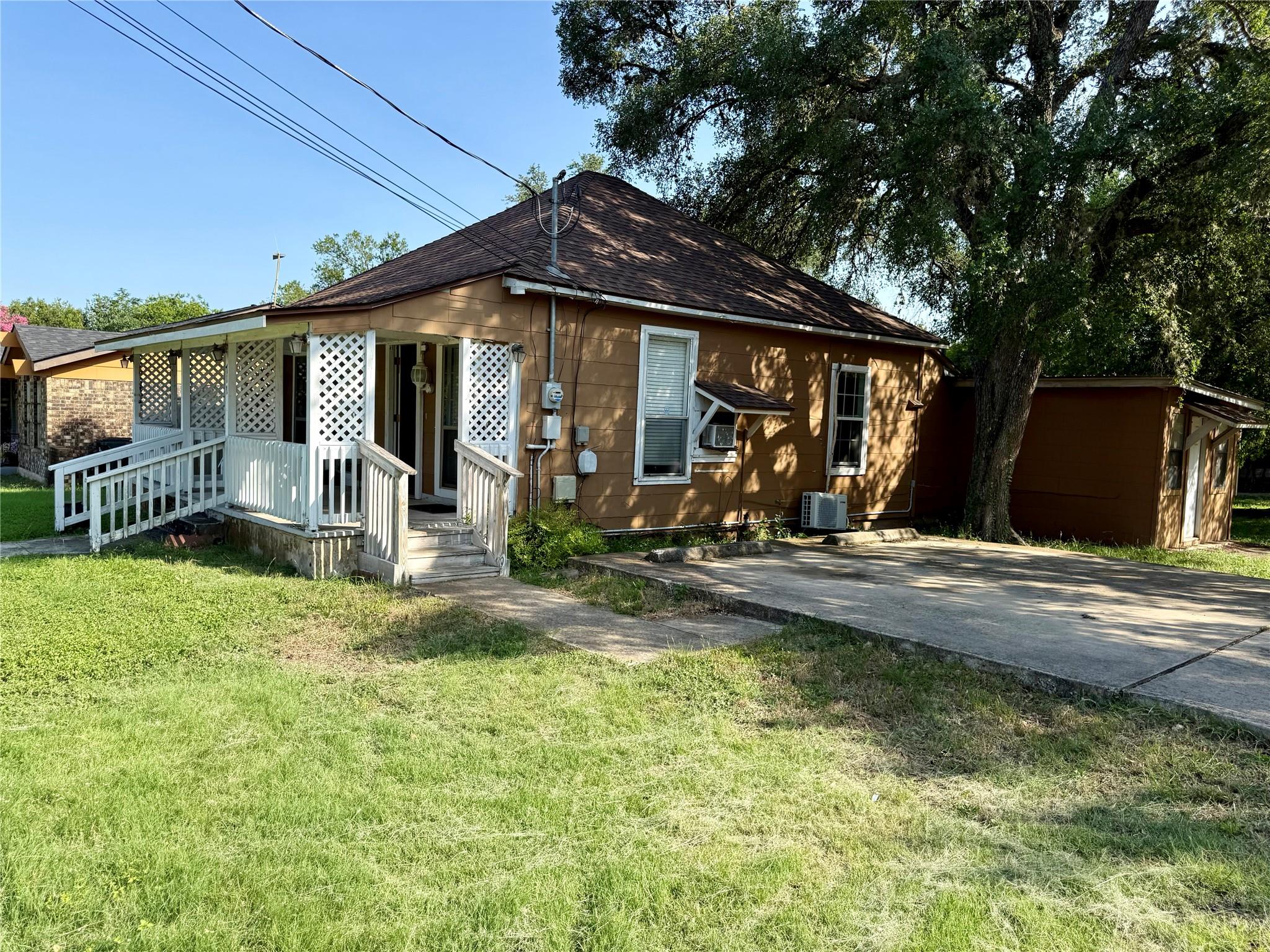 711 Bishop ST — photo 4