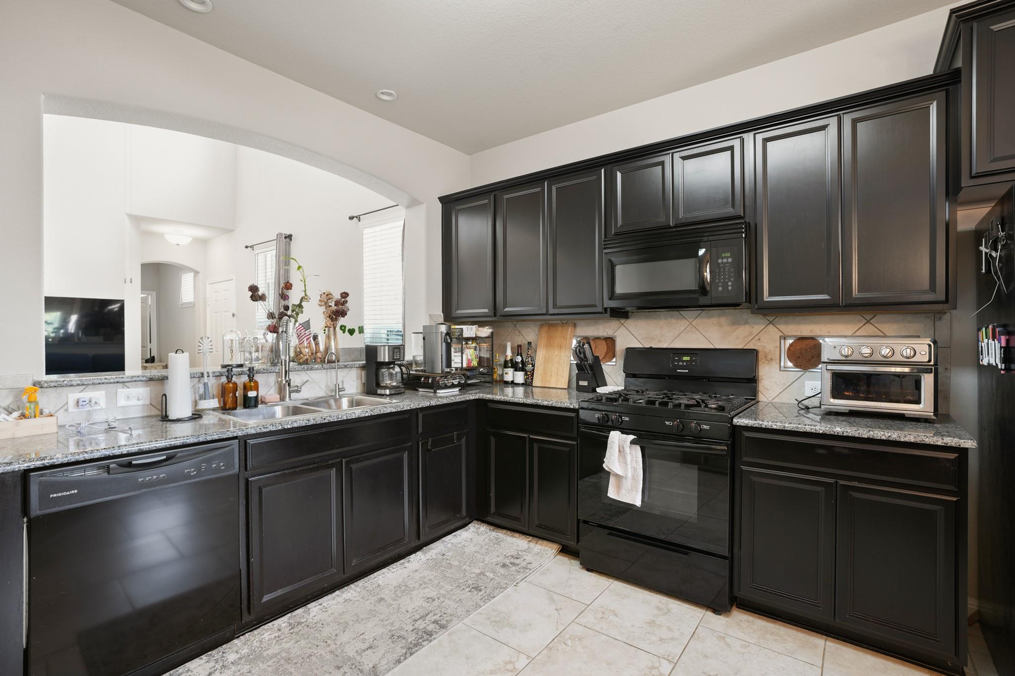 400 Epiphany LN — photo 3