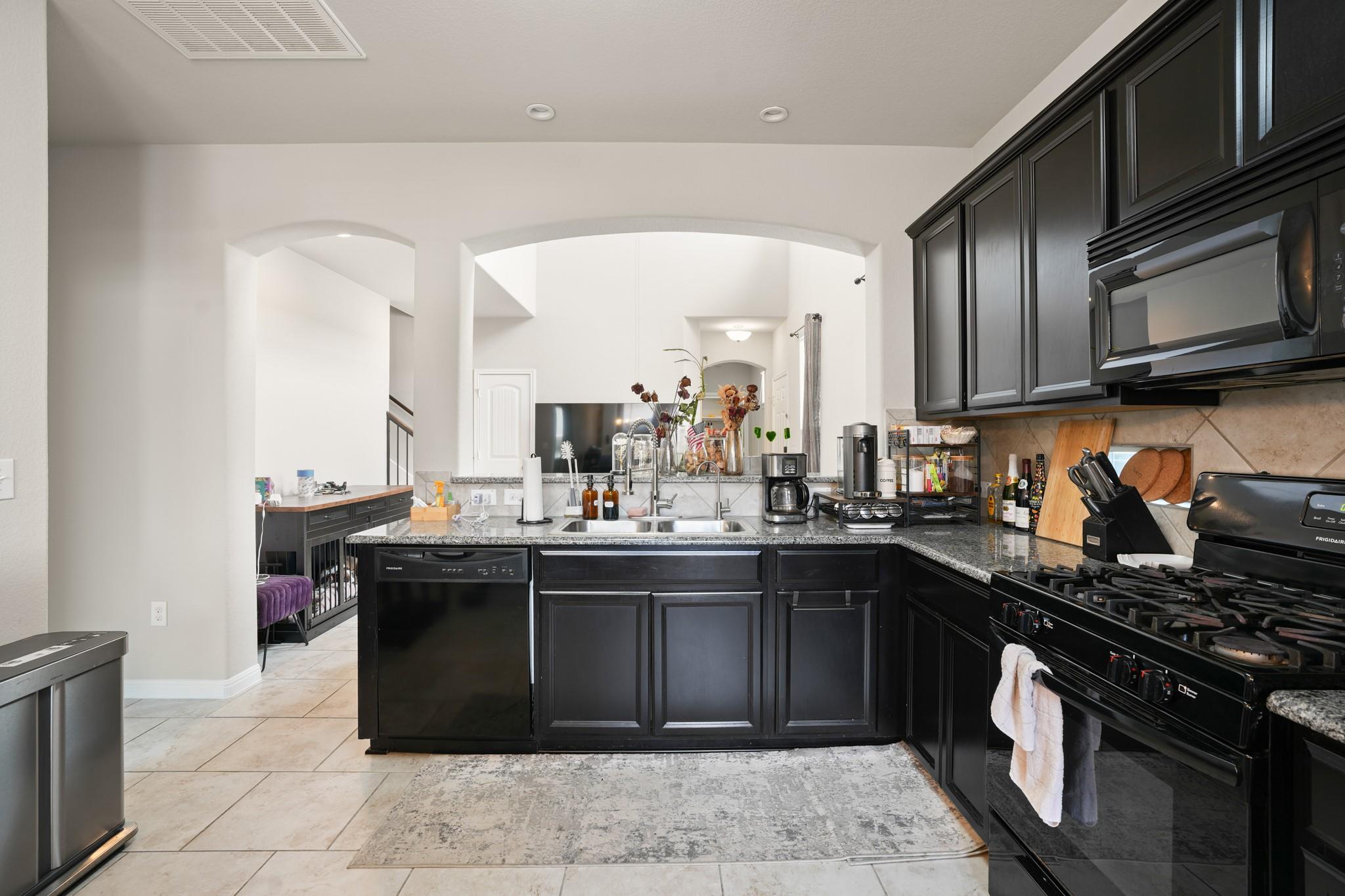 400 Epiphany LN — photo 4