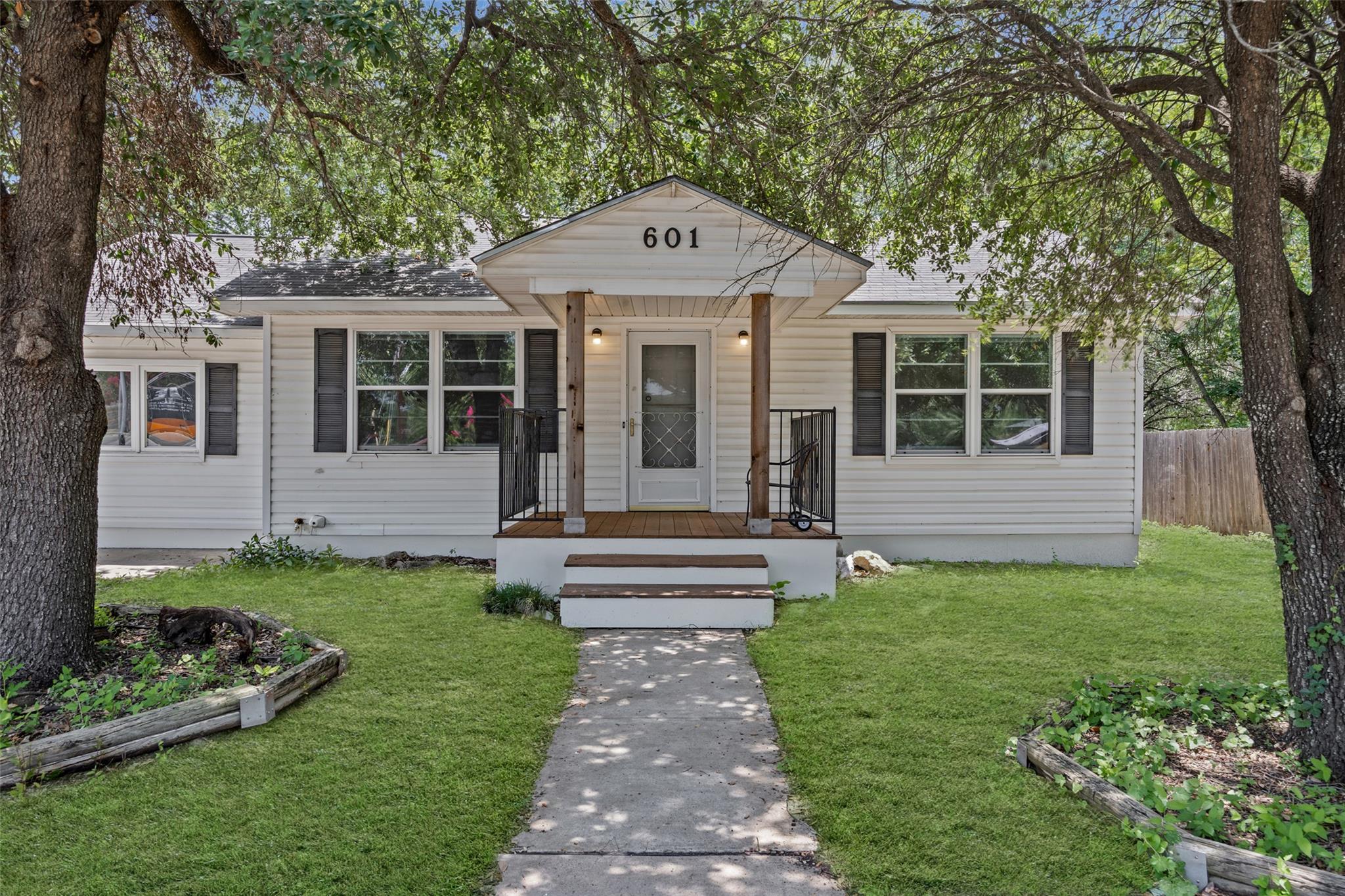 601 Zunker ST — photo 4