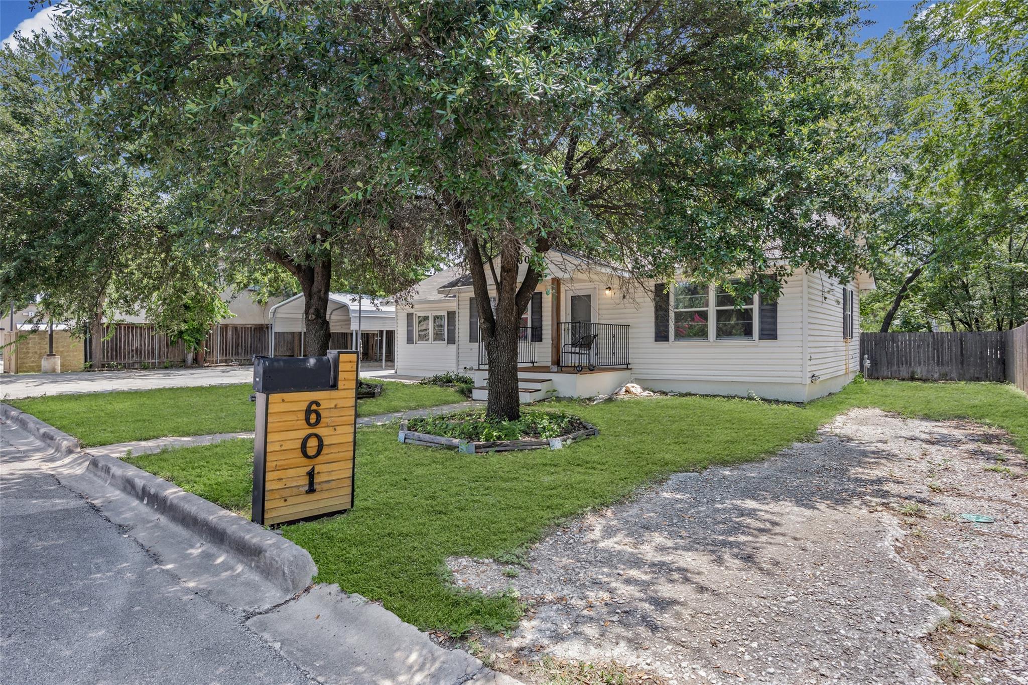 601 Zunker ST — photo 3