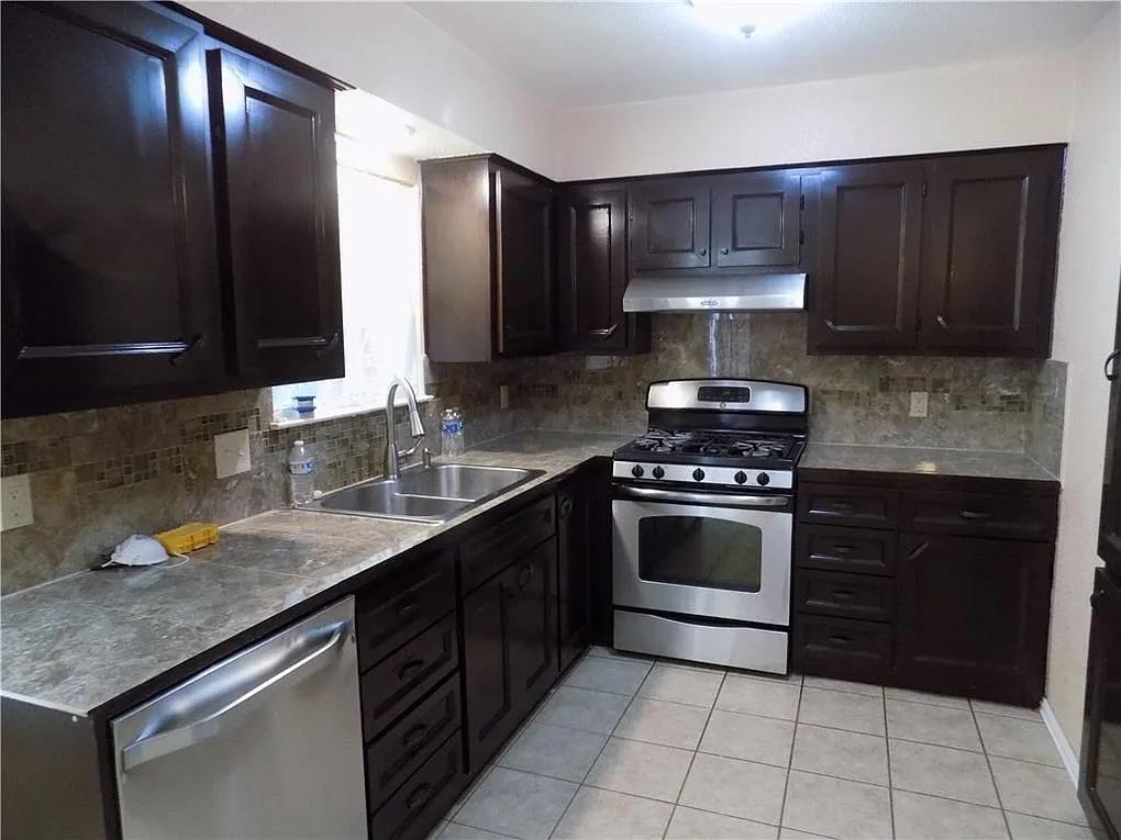 8402 Leesburg CIR — photo 3
