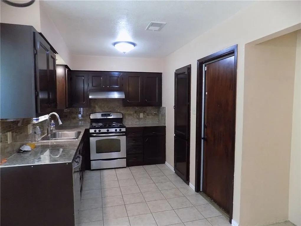 8402 Leesburg CIR — photo 4