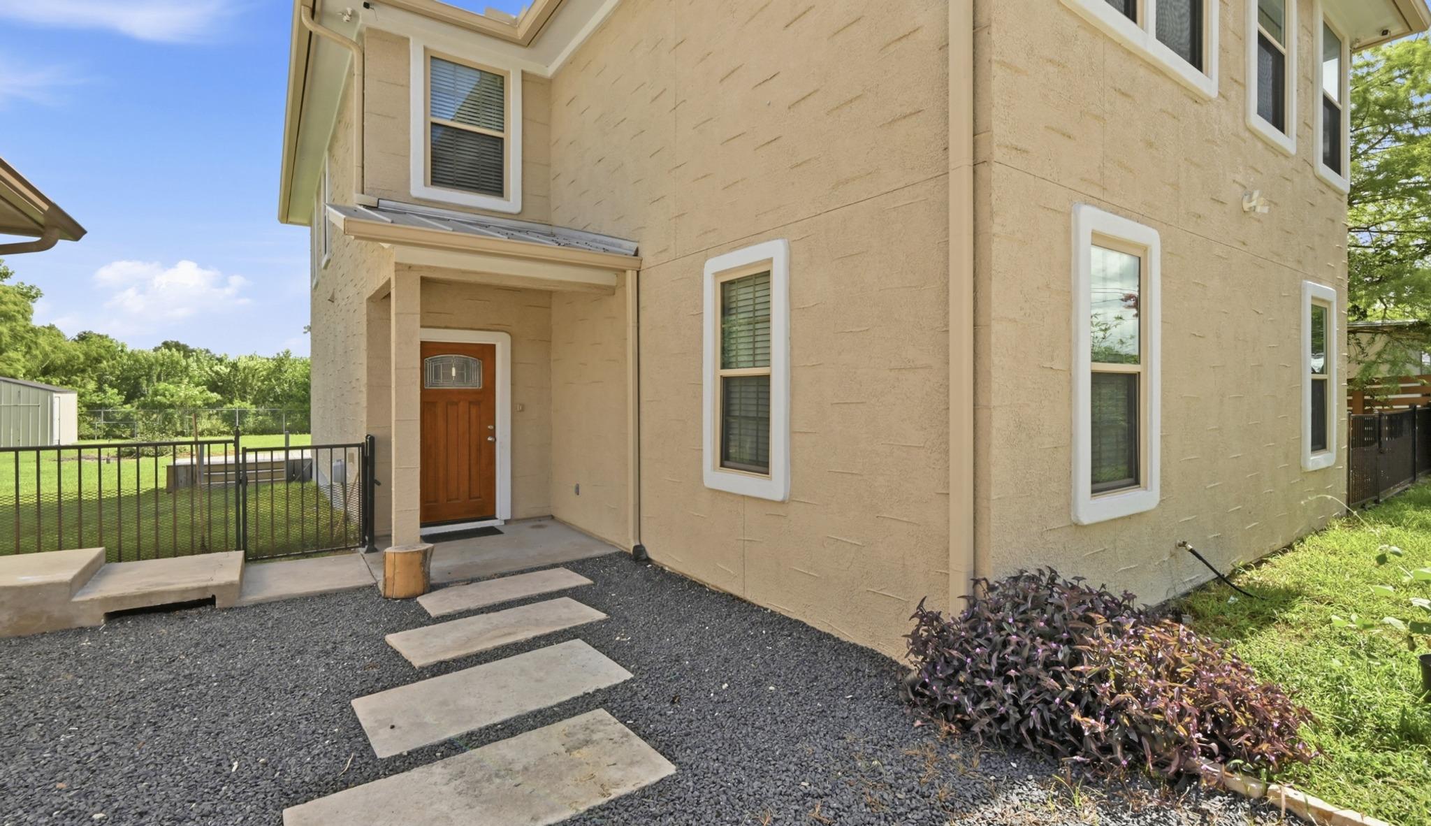 330 Howard LN — photo 4