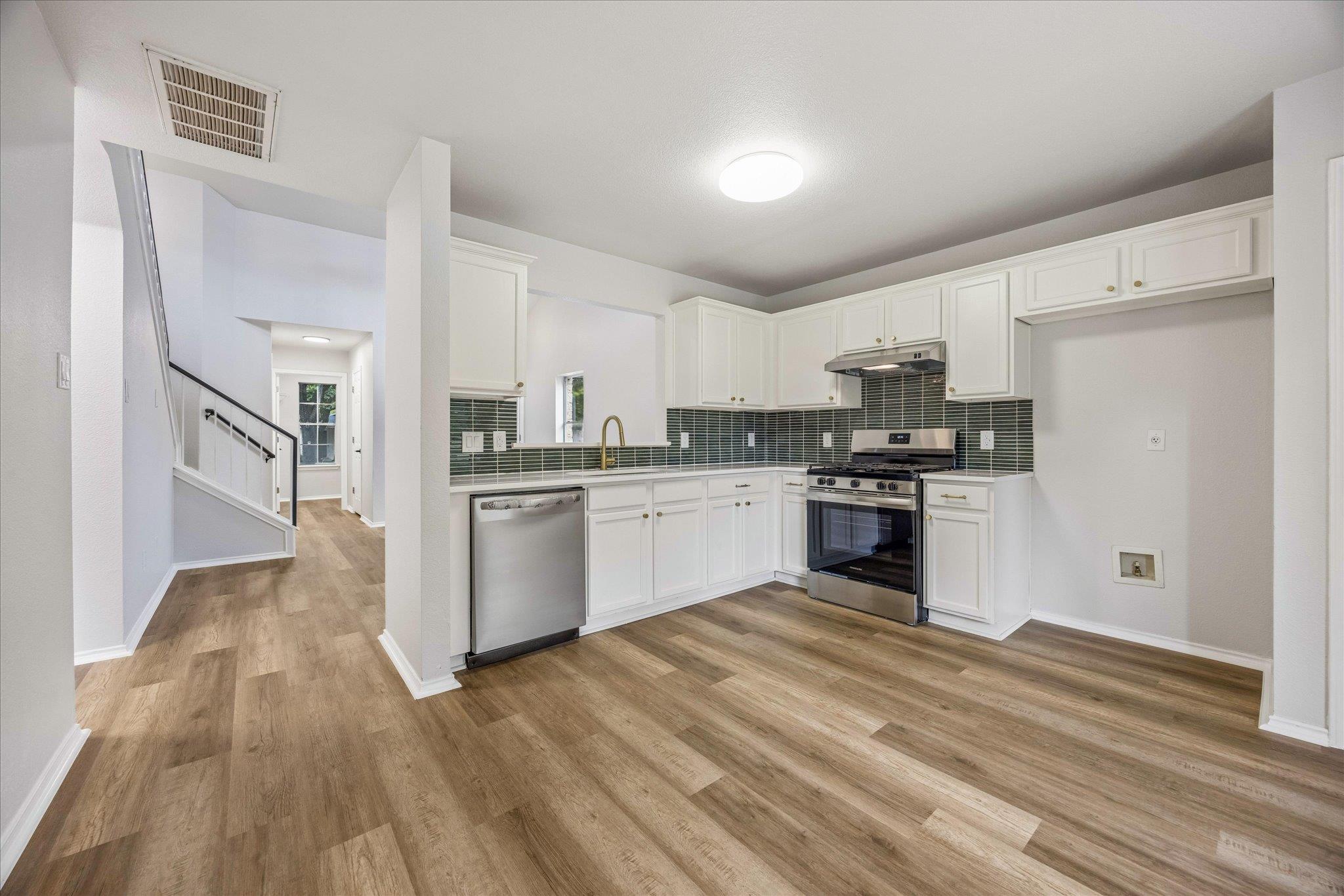 910 Port Daniel DR — photo 5