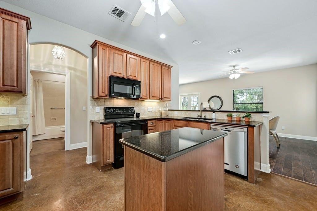 200 Oak Hollow LN — photo 4