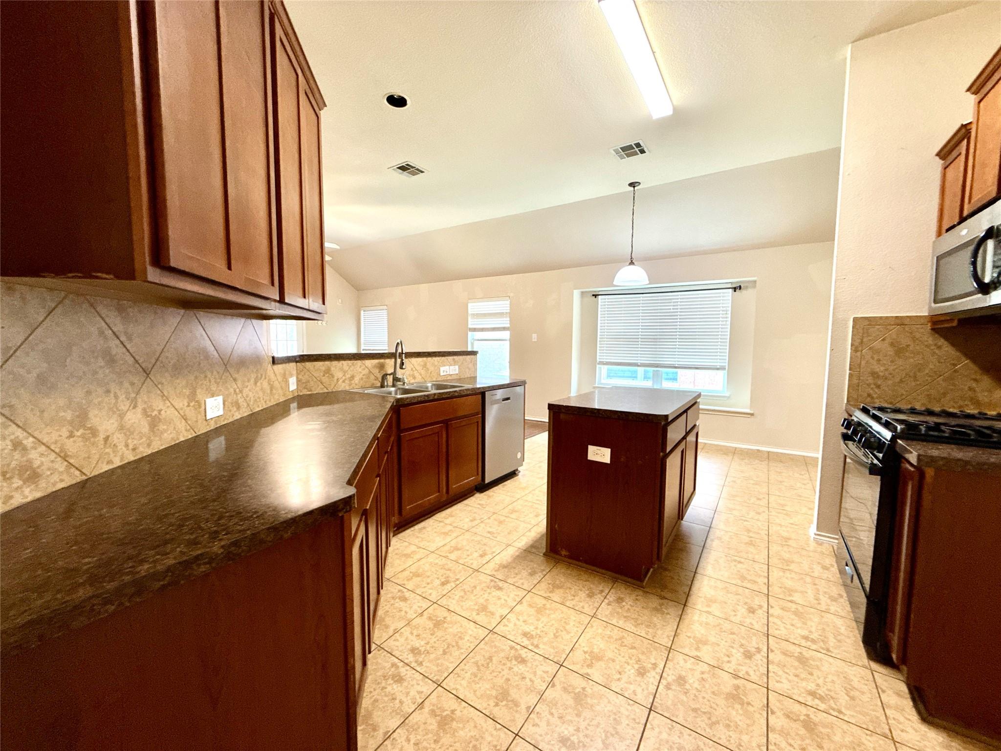 1213 Rainbow Parke DR — photo 5