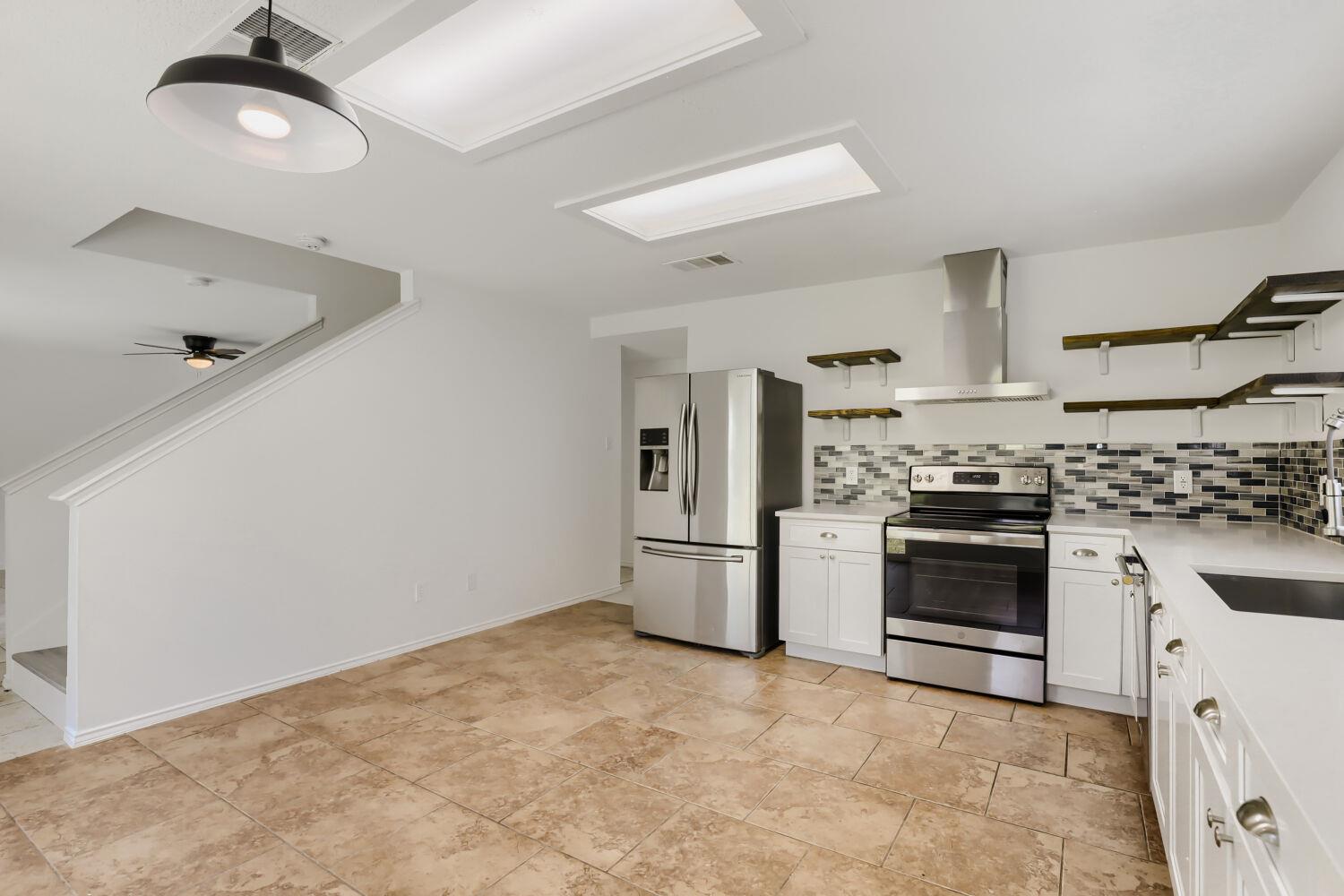 512 Woodford DR — photo 3