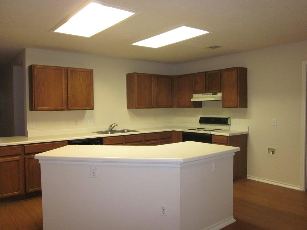 1102 Comfort ST — photo 3