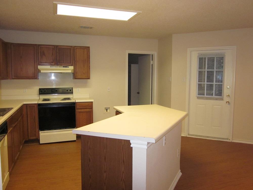 1102 Comfort ST — photo 4