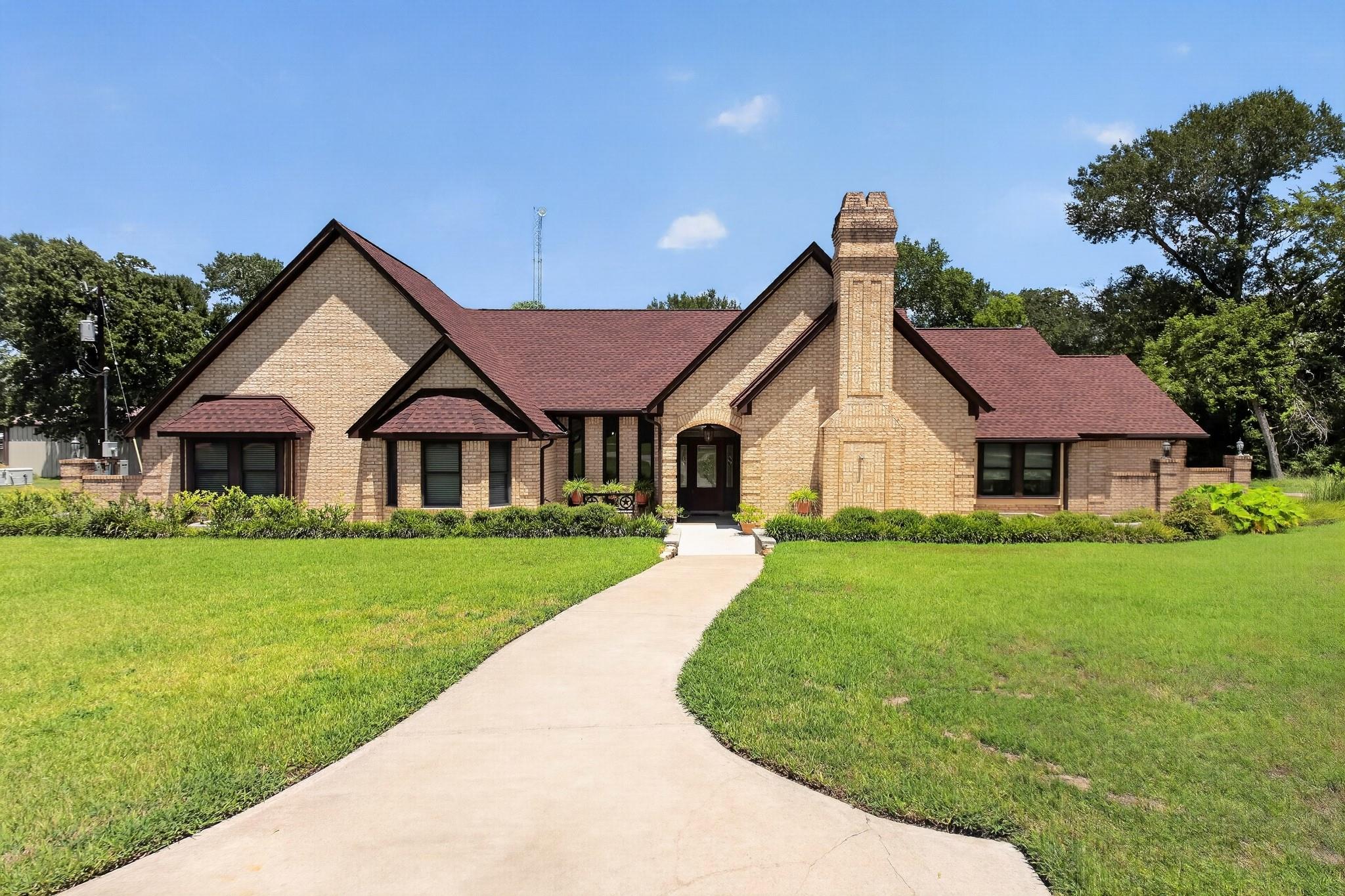 1950 Country Club RD