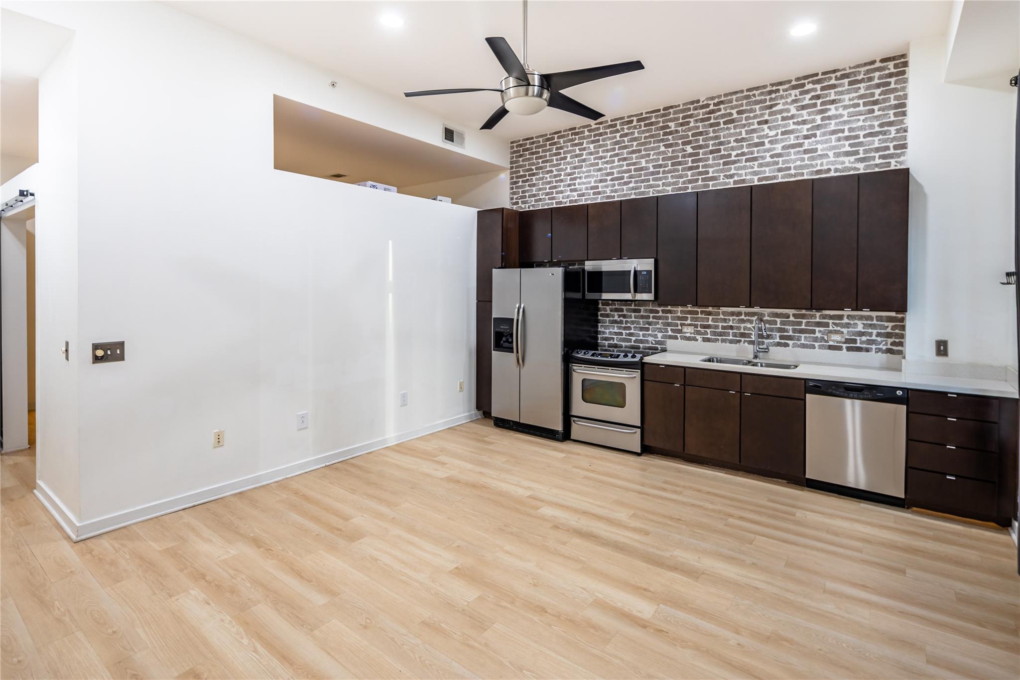 507 Sabine ST #404 — photo 3