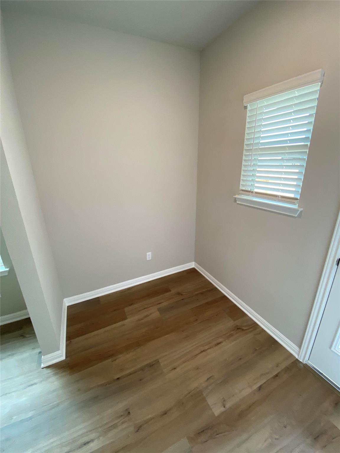 912 Main ST — photo 5