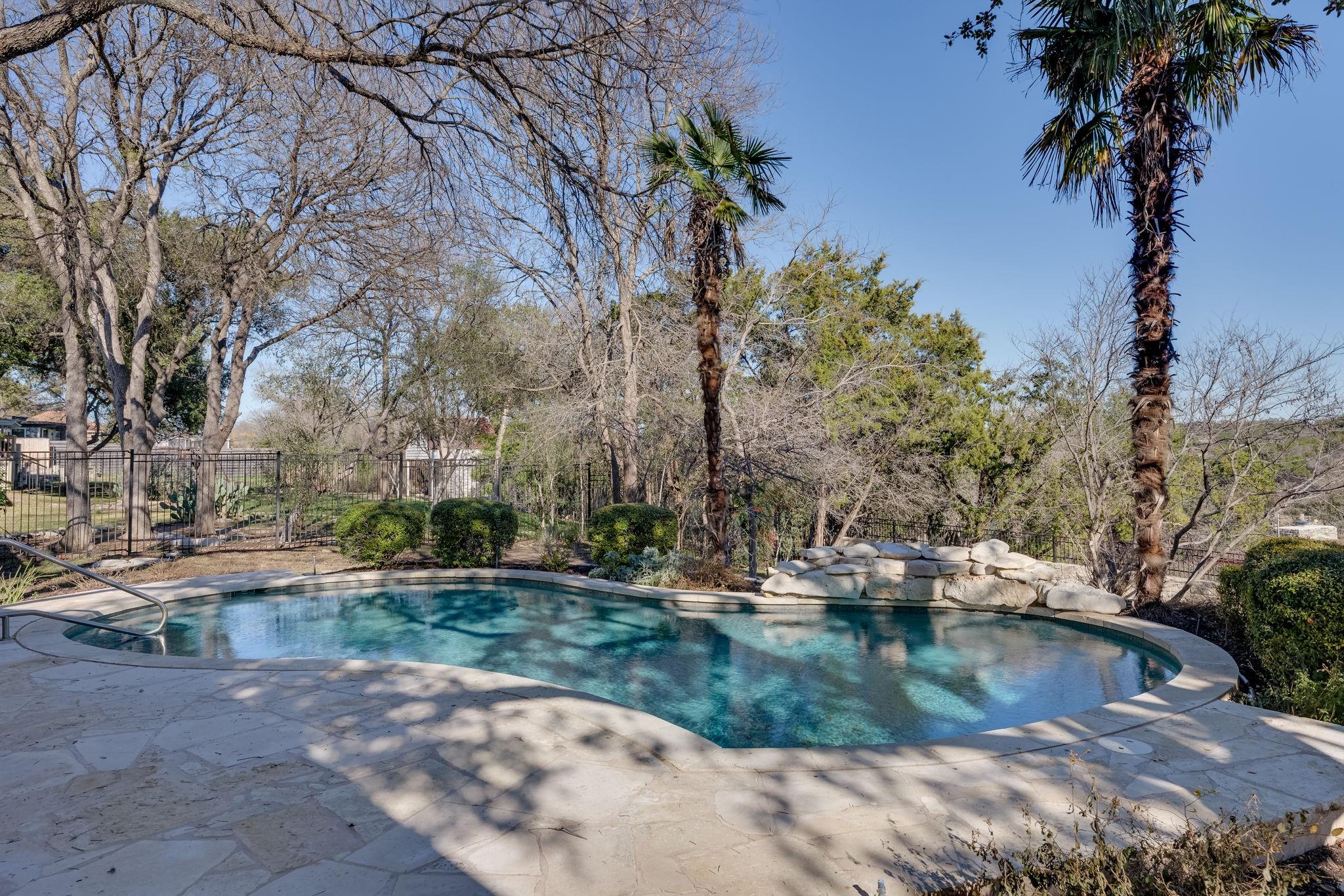 132 Lakeway DR — photo 3